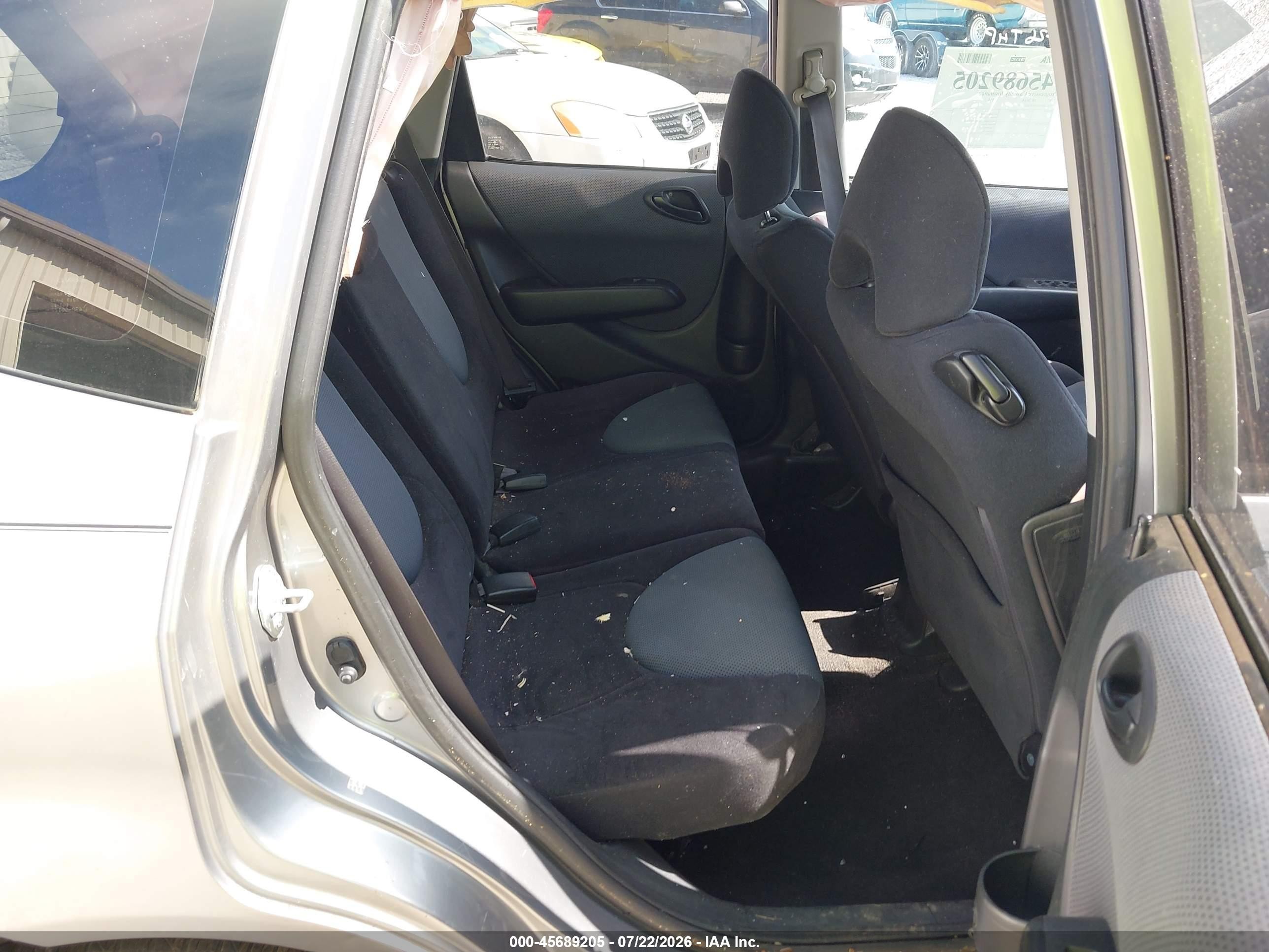 2007 Honda Fit   Silver vin: JHMGD384X7S037159