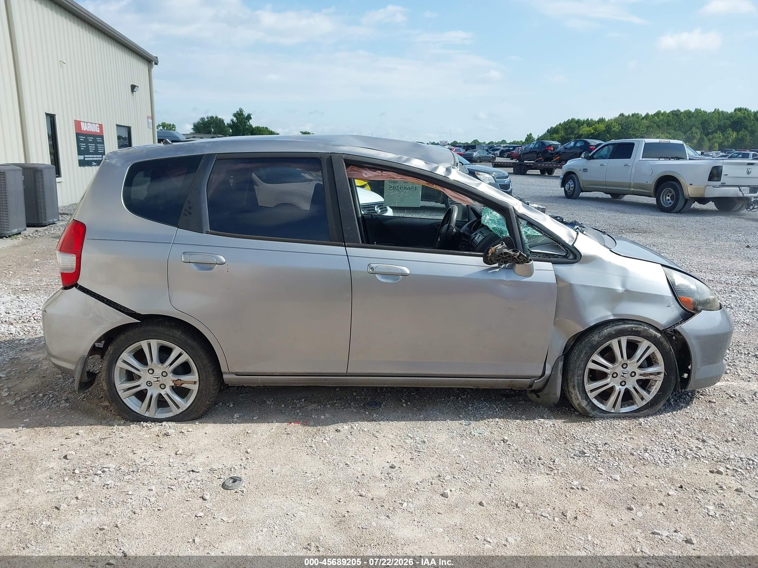 2007 Honda Fit   Silver vin: JHMGD384X7S037159