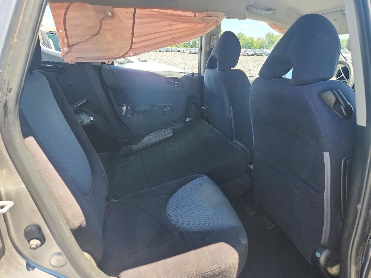 2007 Honda Fit Silver vin: JHMGD384X7S050719
