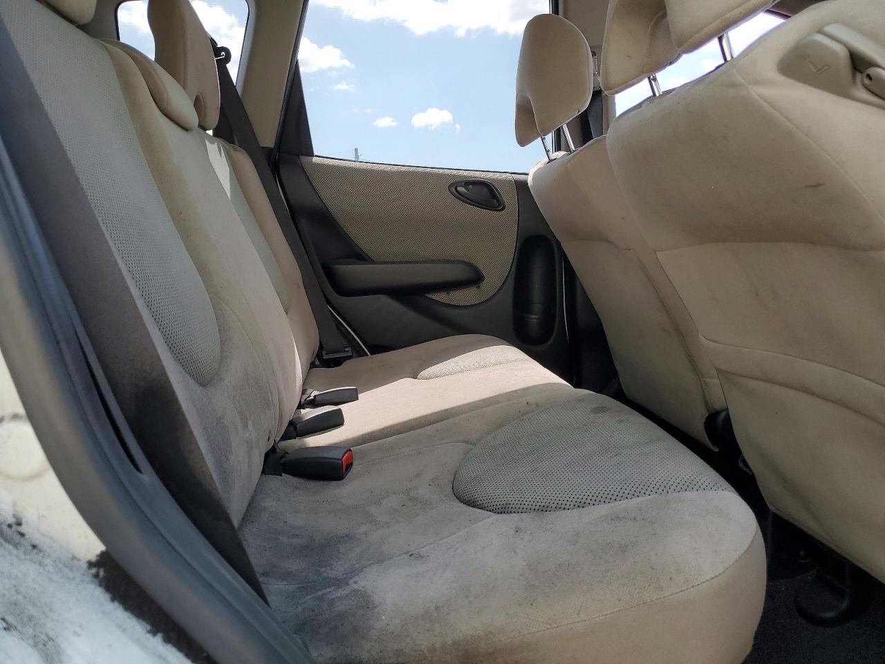 2007 Honda Fit S White vin: JHMGD38627S030367