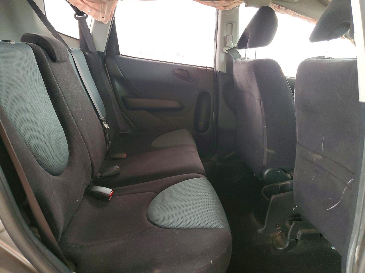 2007 Honda Fit S Silver vin: JHMGD38657S015880