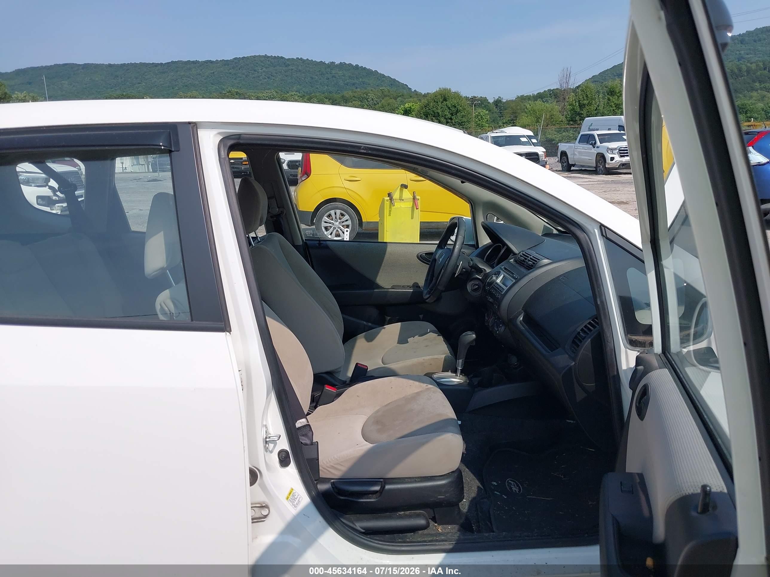 2007 Honda Fit Sport White vin: JHMGD38657S021727