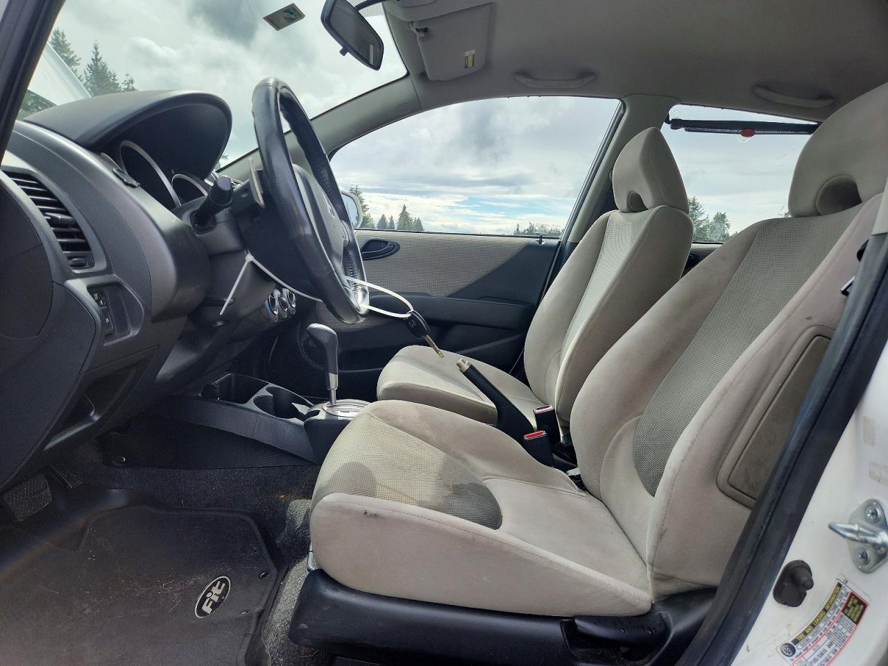 2007 Honda Fit S White vin: JHMGD38697S055637