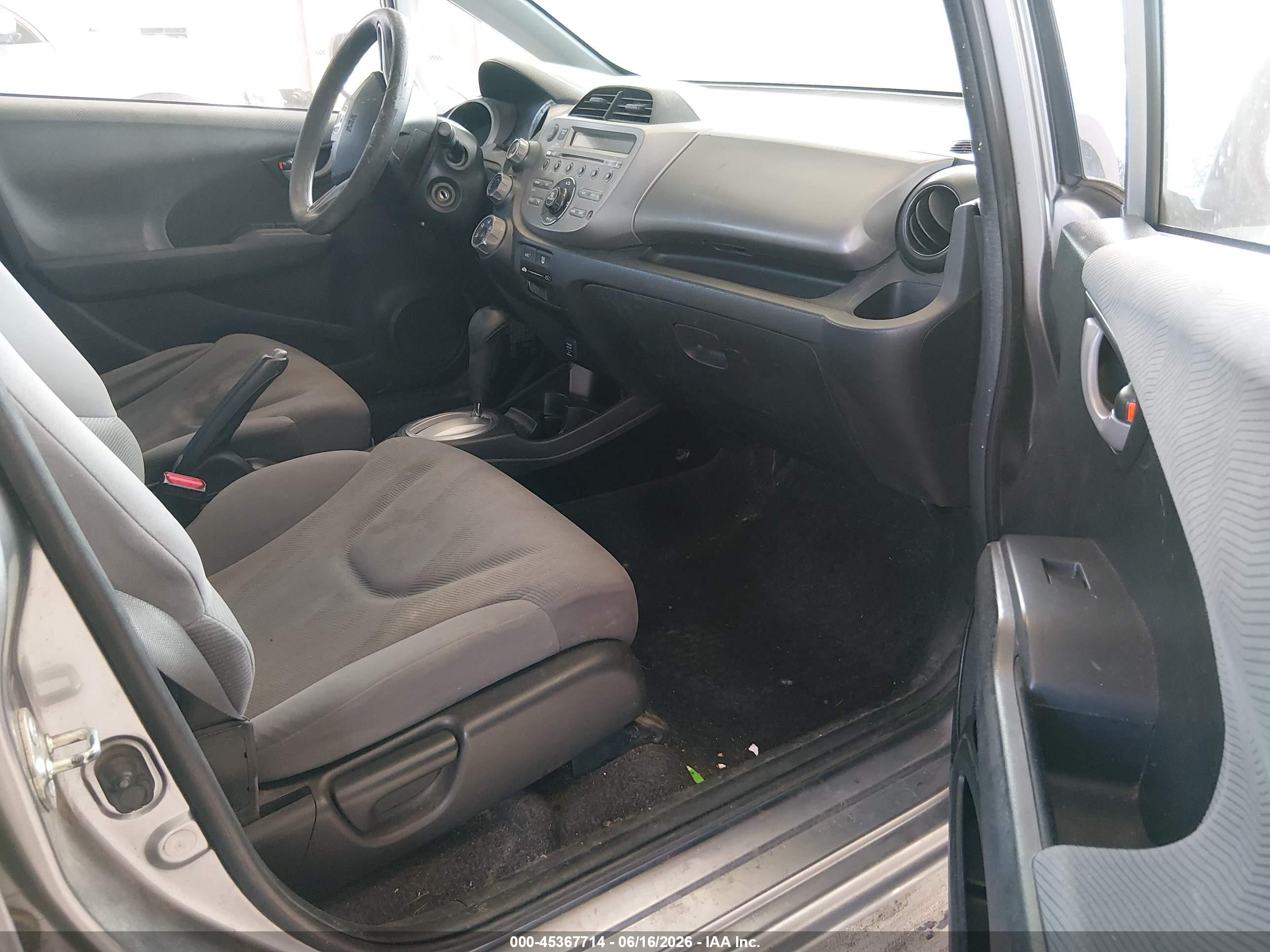 2009 Honda Fit   Silver vin: JHMGE88209S054466