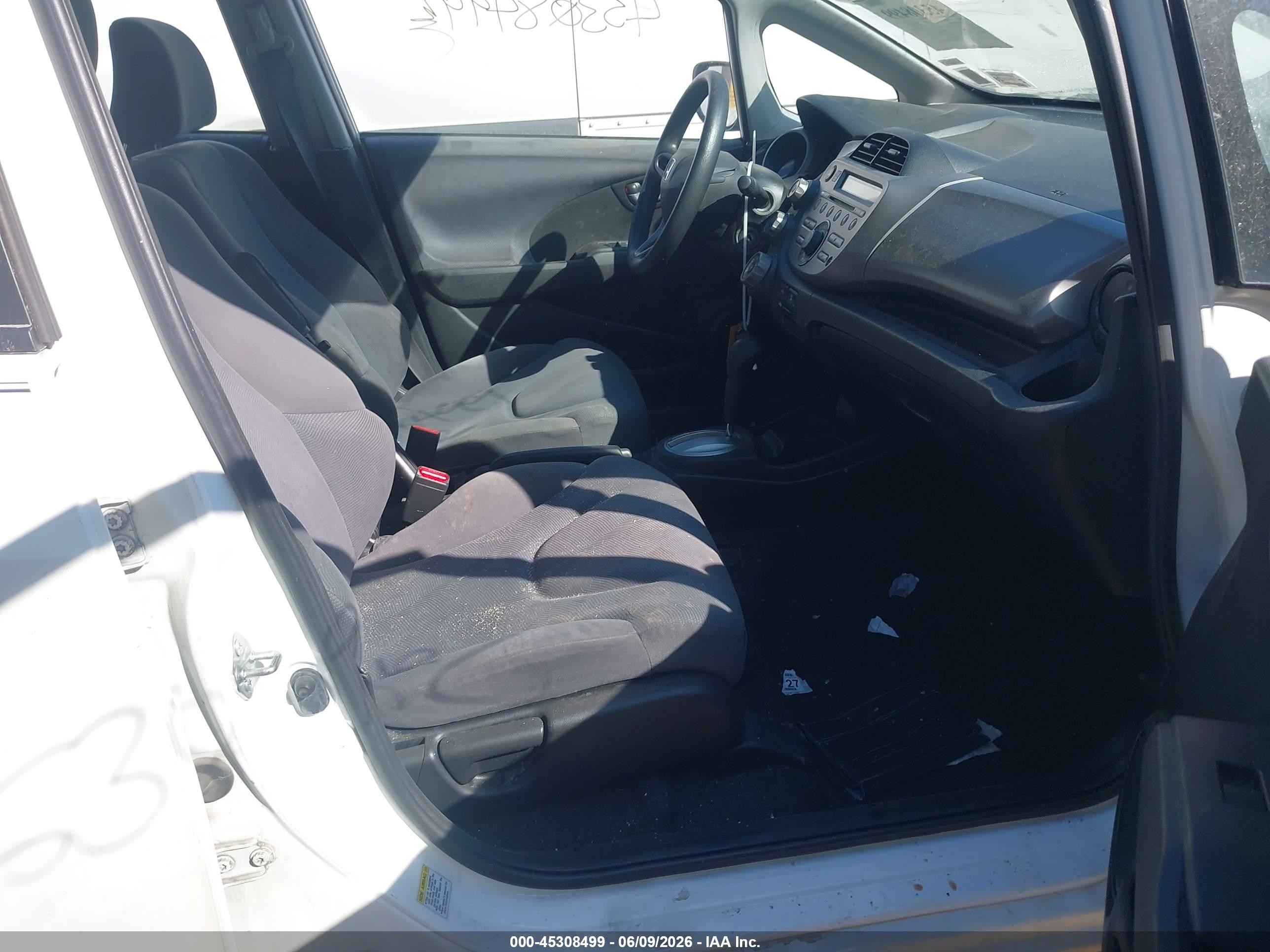 2009 Honda Fit   White vin: JHMGE88259S038022