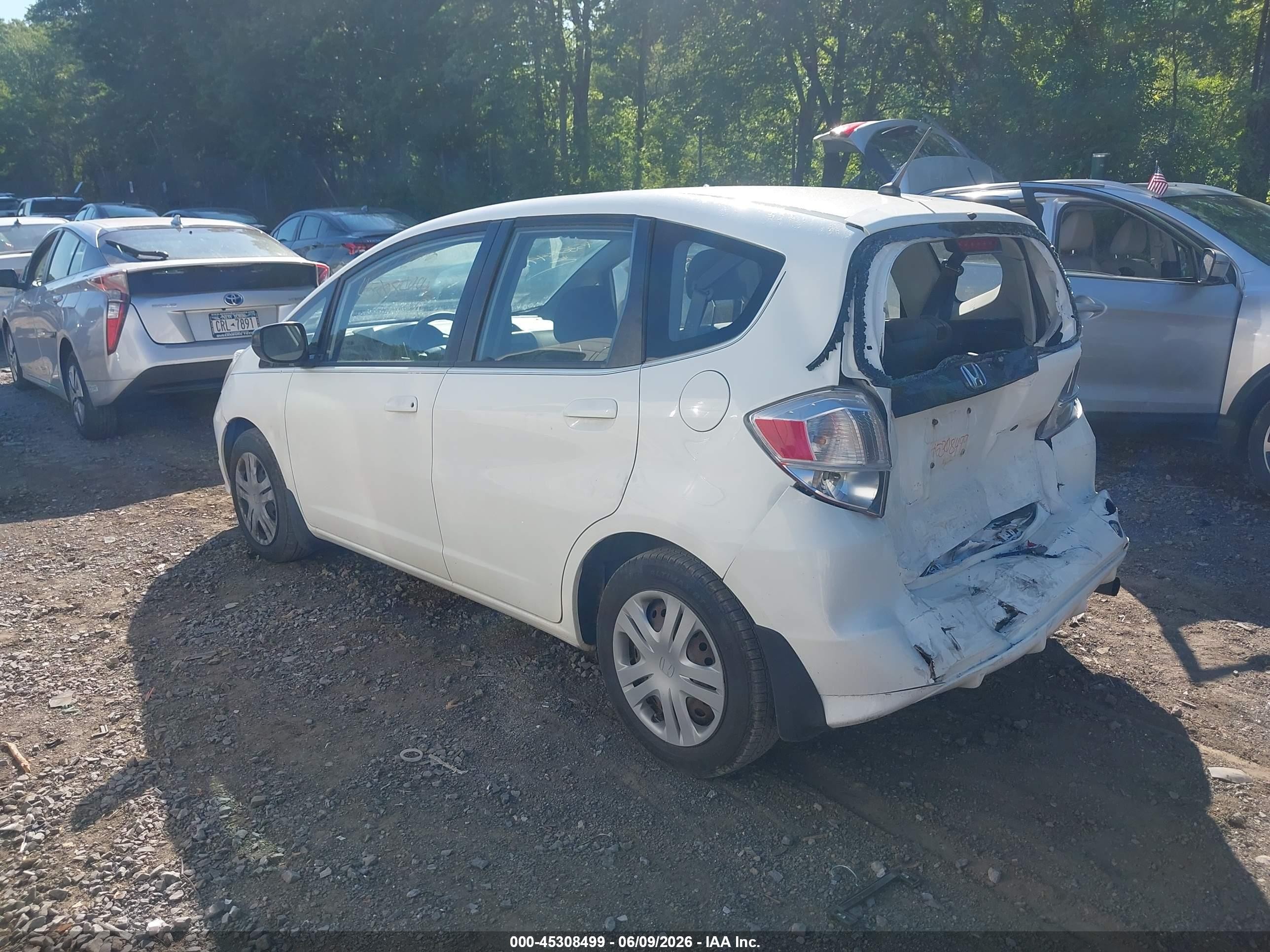 2009 Honda Fit   White vin: JHMGE88259S038022
