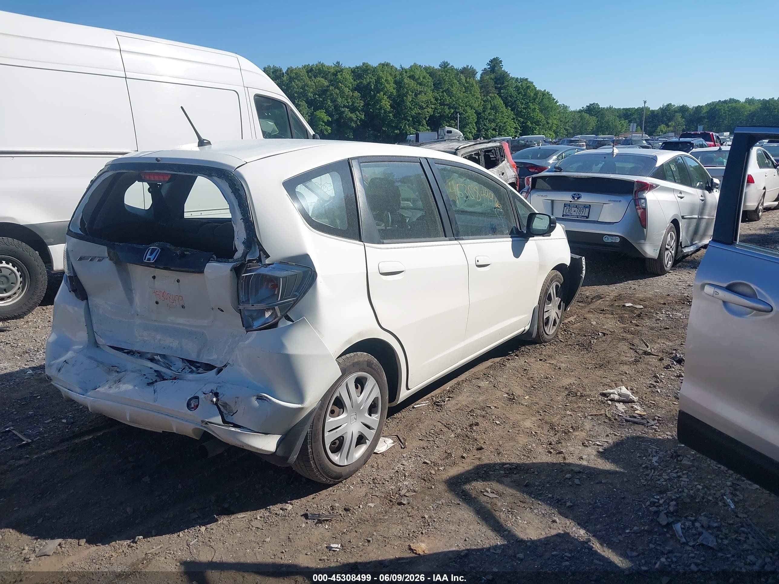 2009 Honda Fit   White vin: JHMGE88259S038022