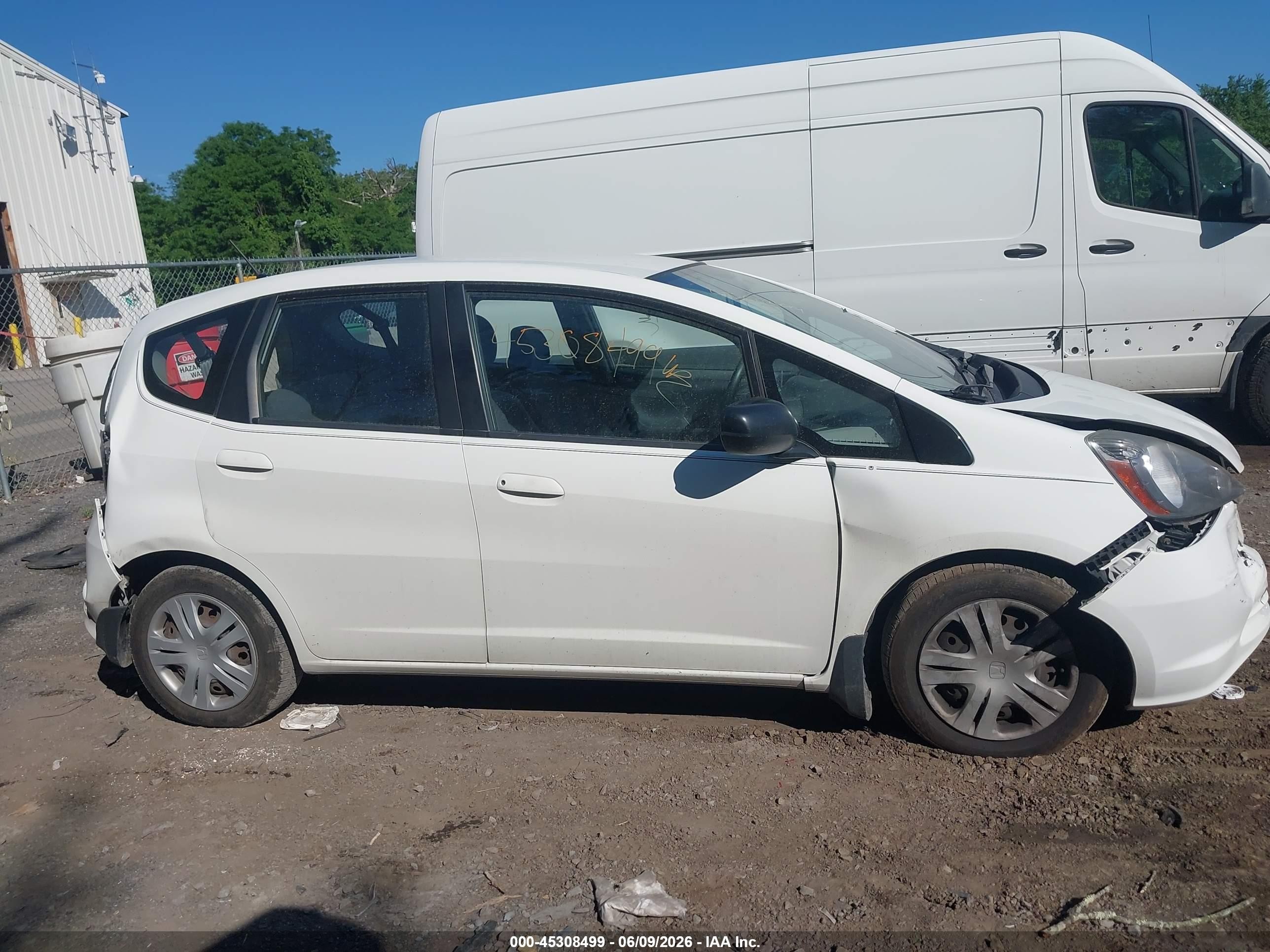 2009 Honda Fit   White vin: JHMGE88259S038022