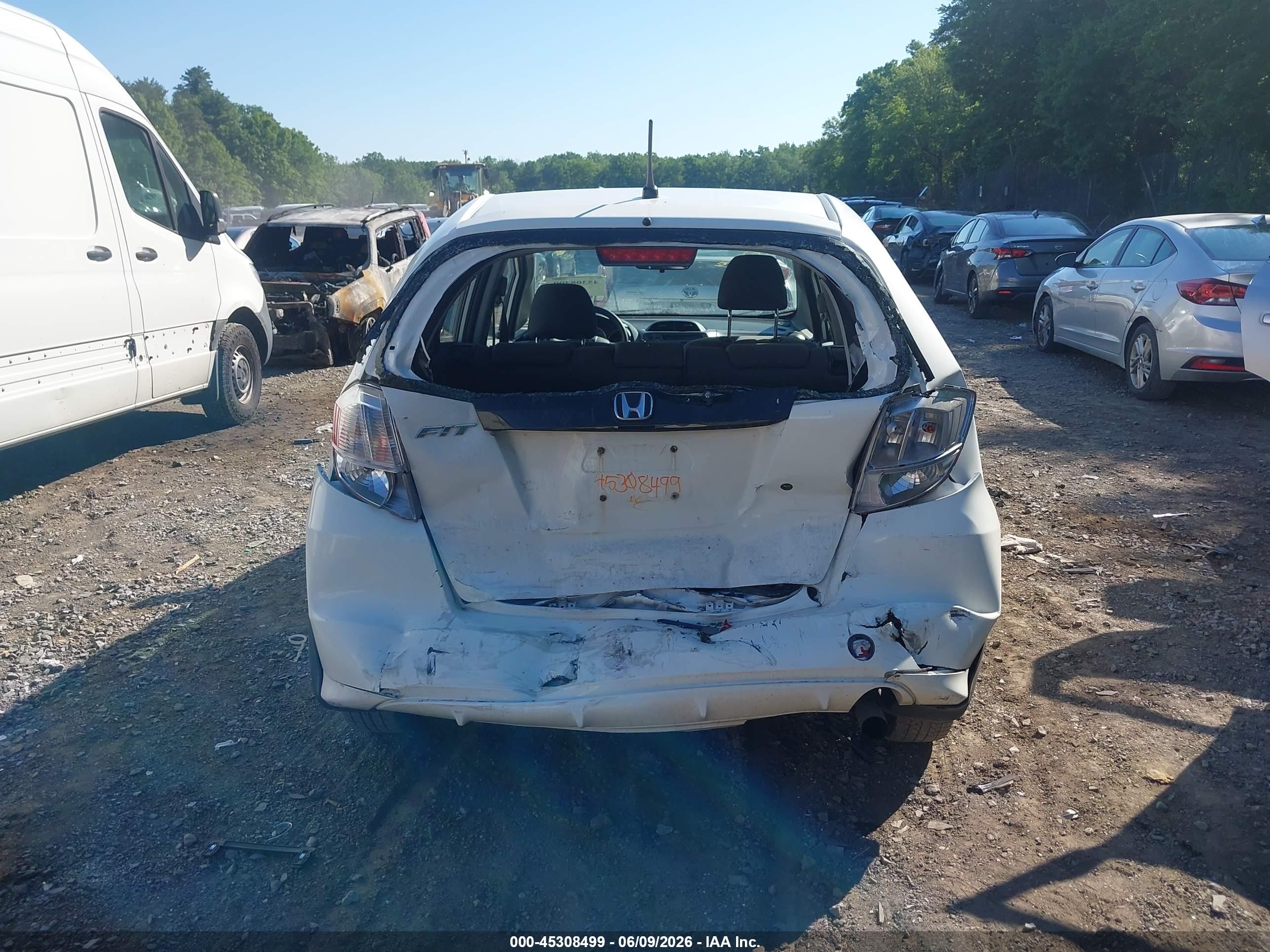 2009 Honda Fit   White vin: JHMGE88259S038022