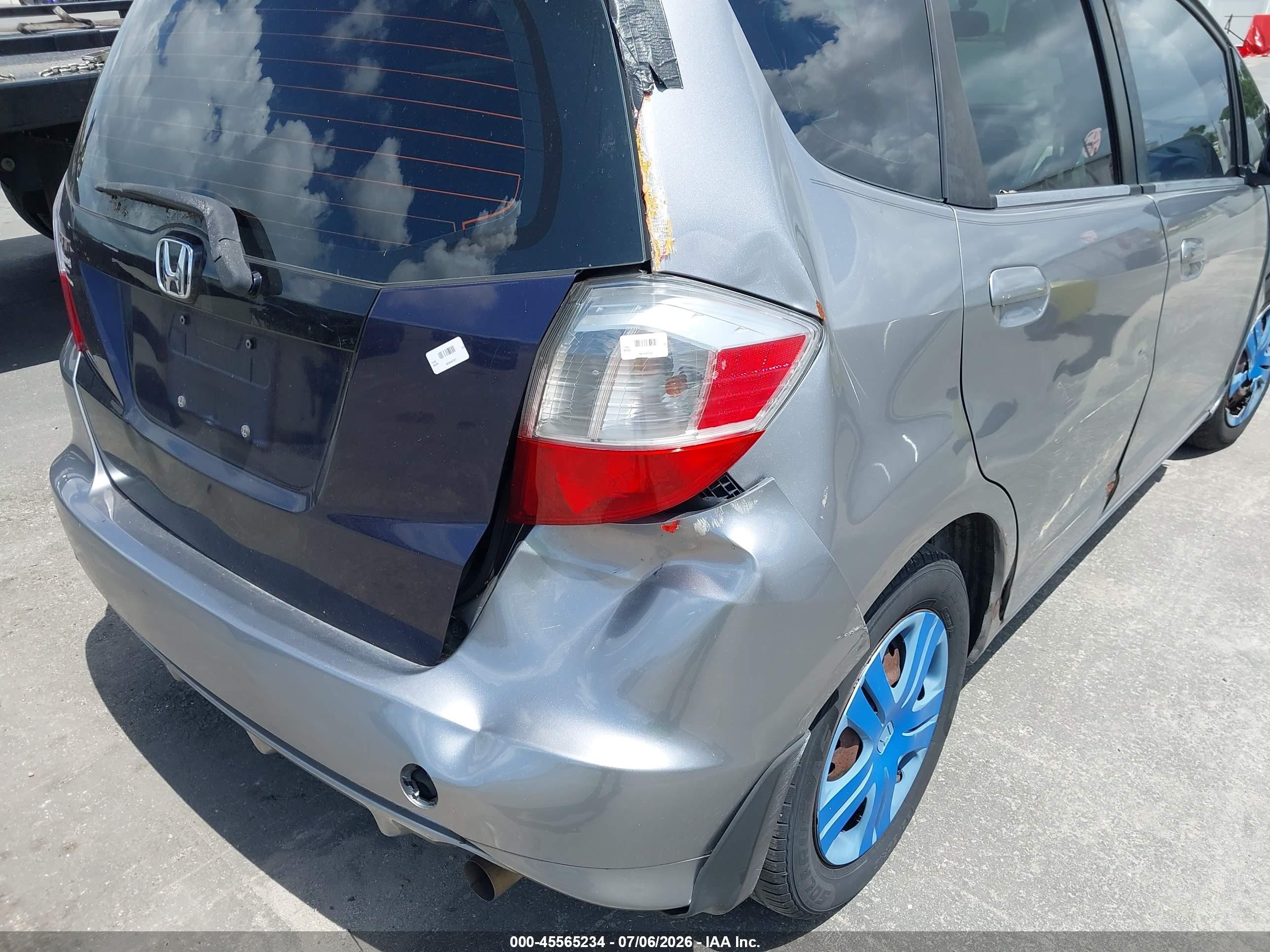 2009 Honda Fit   Silver vin: JHMGE88269S022394