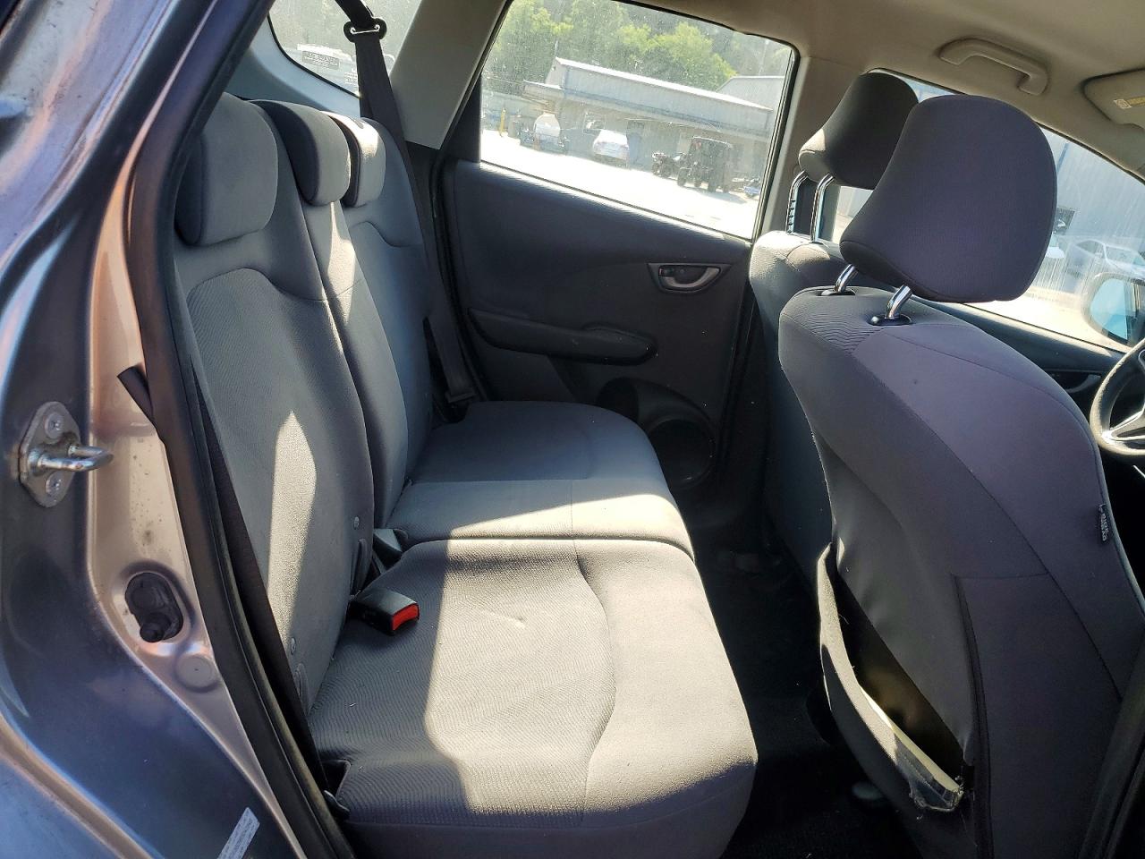 2009 Honda Fit Silver vin: JHMGE88299S043949