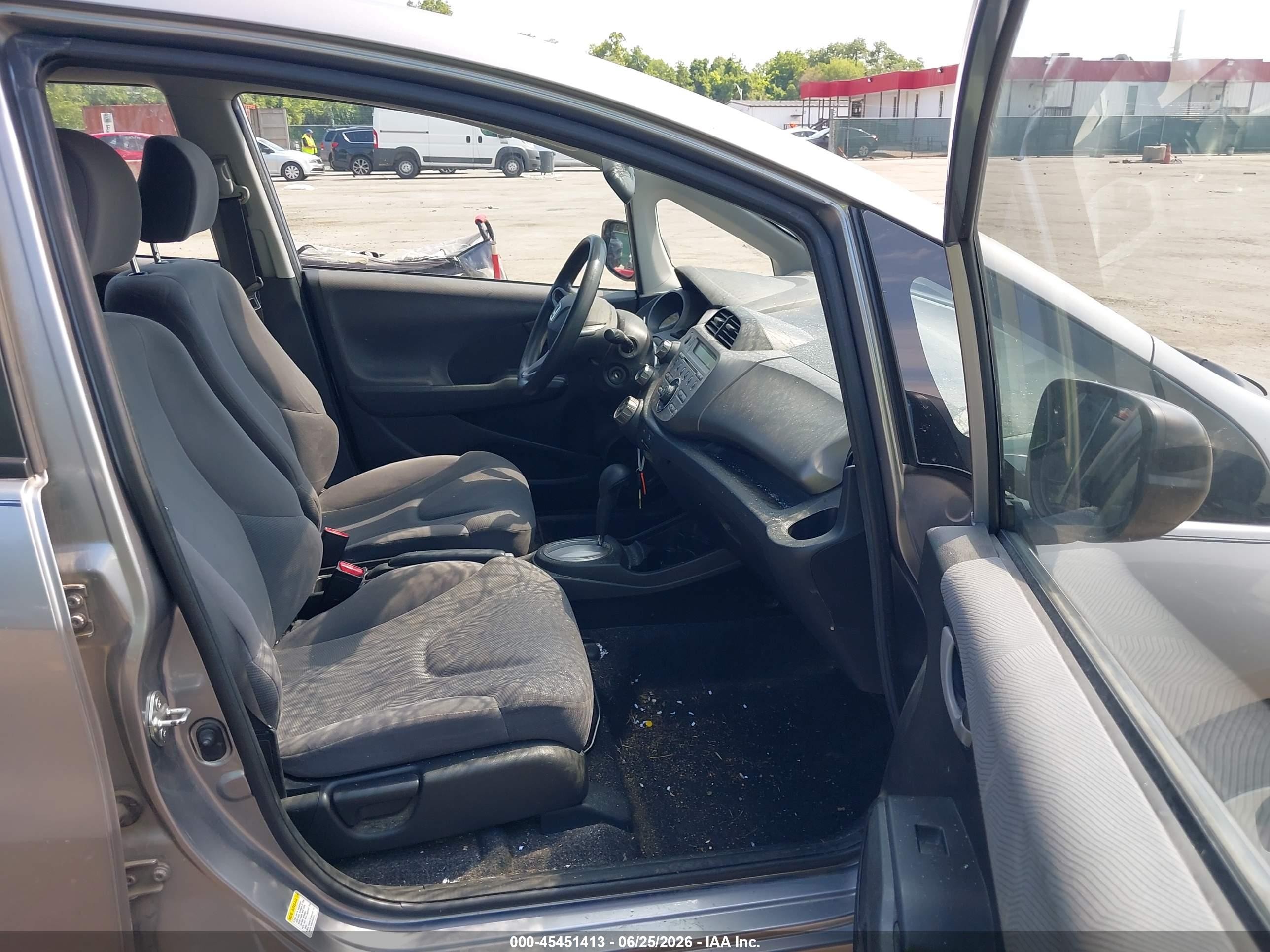 2009 Honda Fit   Silver vin: JHMGE88299S055051