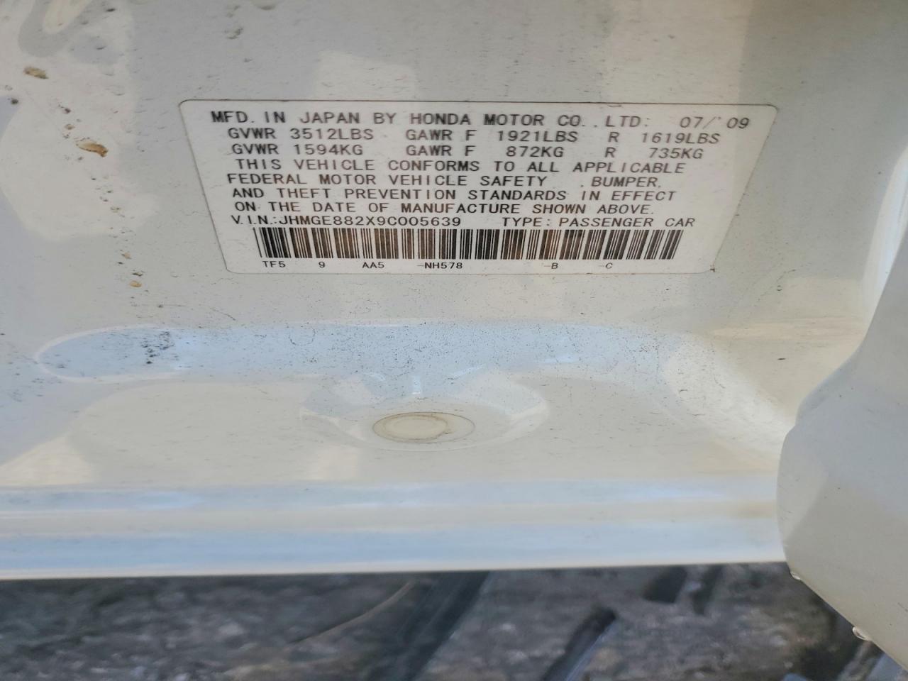 2009 Honda Fit White vin: JHMGE882X9C005639