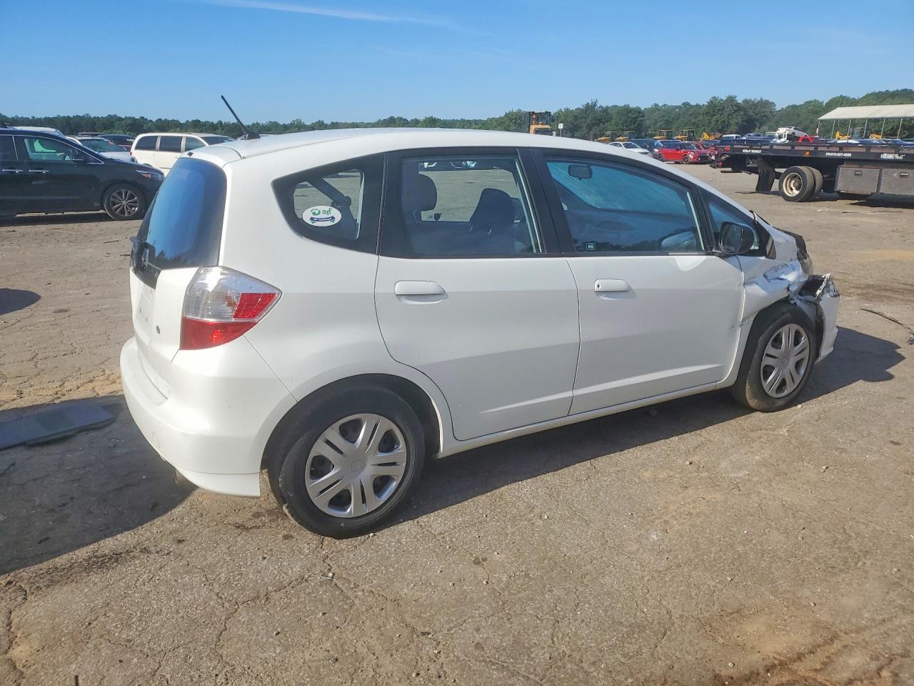 2009 Honda Fit White vin: JHMGE882X9C005639