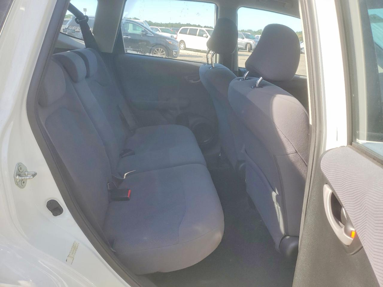 2009 Honda Fit White vin: JHMGE882X9C005639