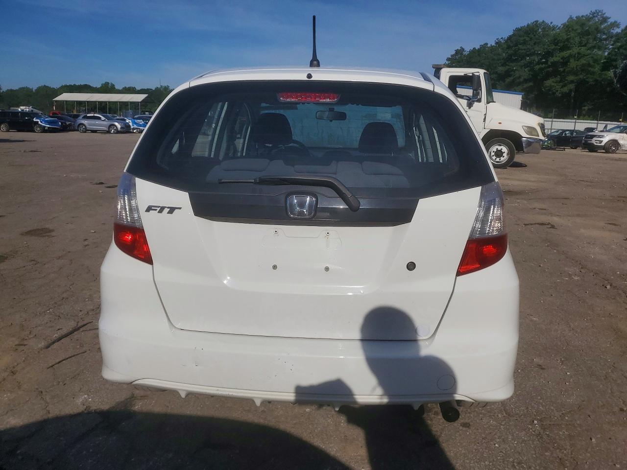 2009 Honda Fit White vin: JHMGE882X9C005639