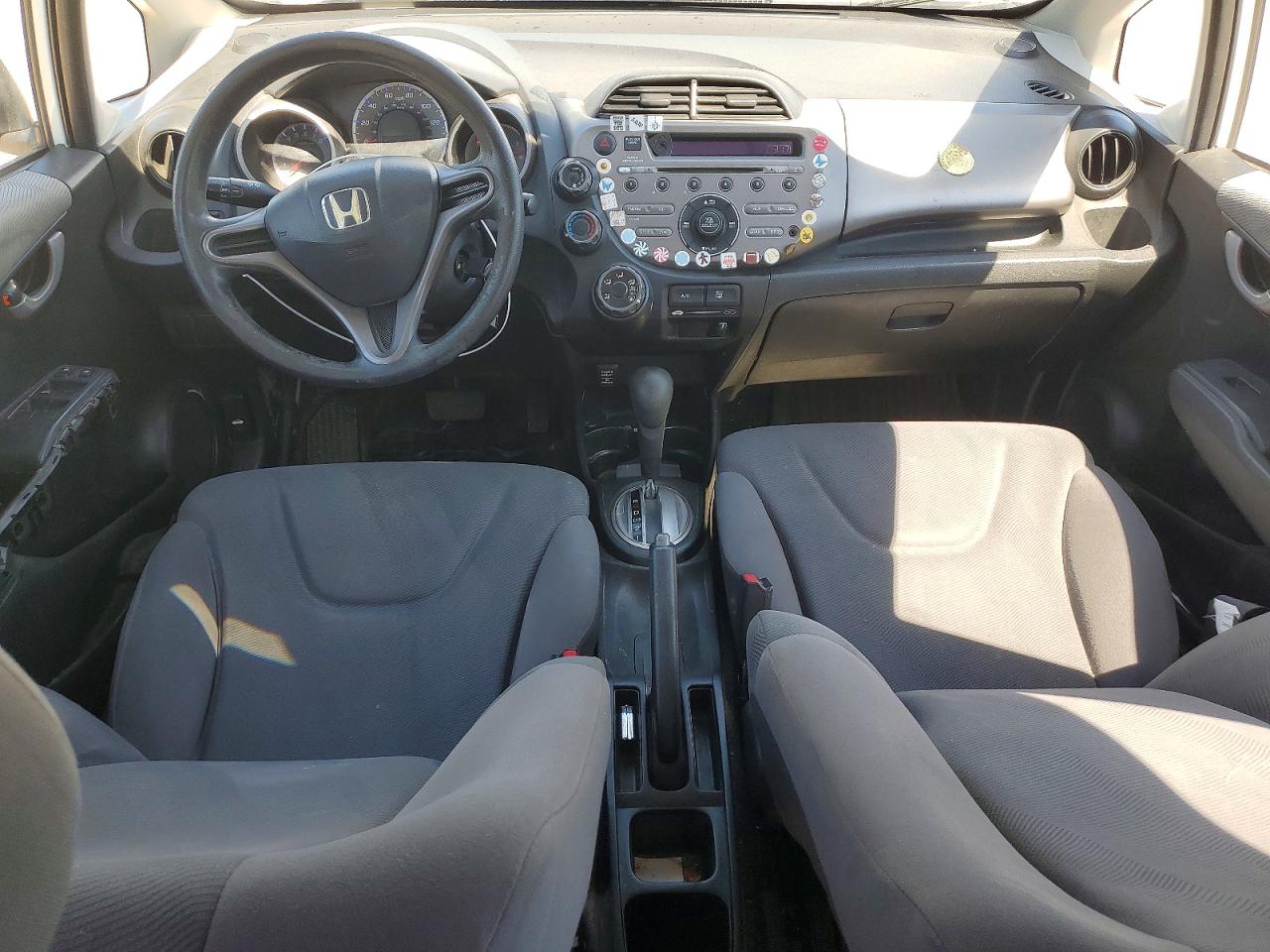 2009 Honda Fit White vin: JHMGE882X9S021913