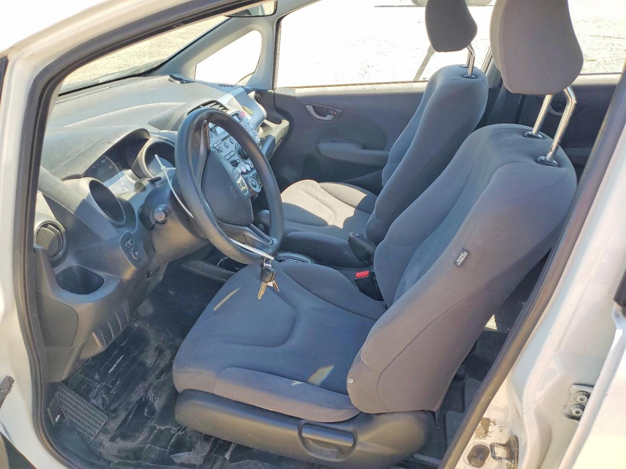 2009 Honda Fit White vin: JHMGE882X9S021913