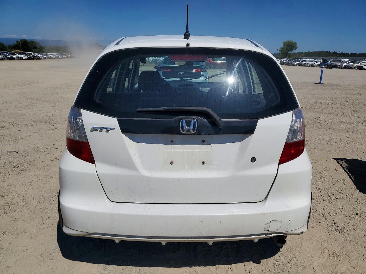 2009 Honda Fit White vin: JHMGE882X9S021913