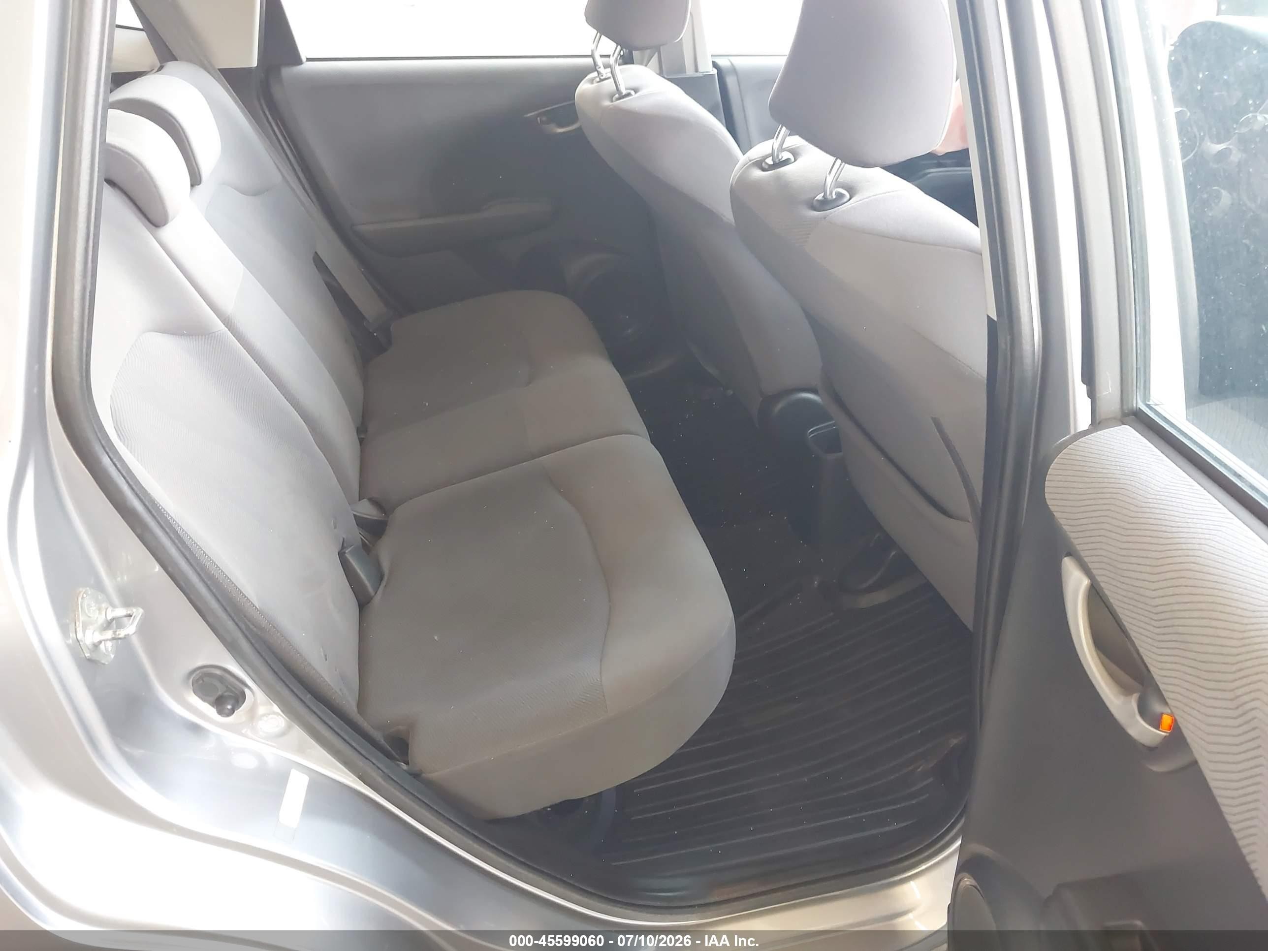 2010 Honda Fit   Серебряный vin: JHMGE8G23AC034616