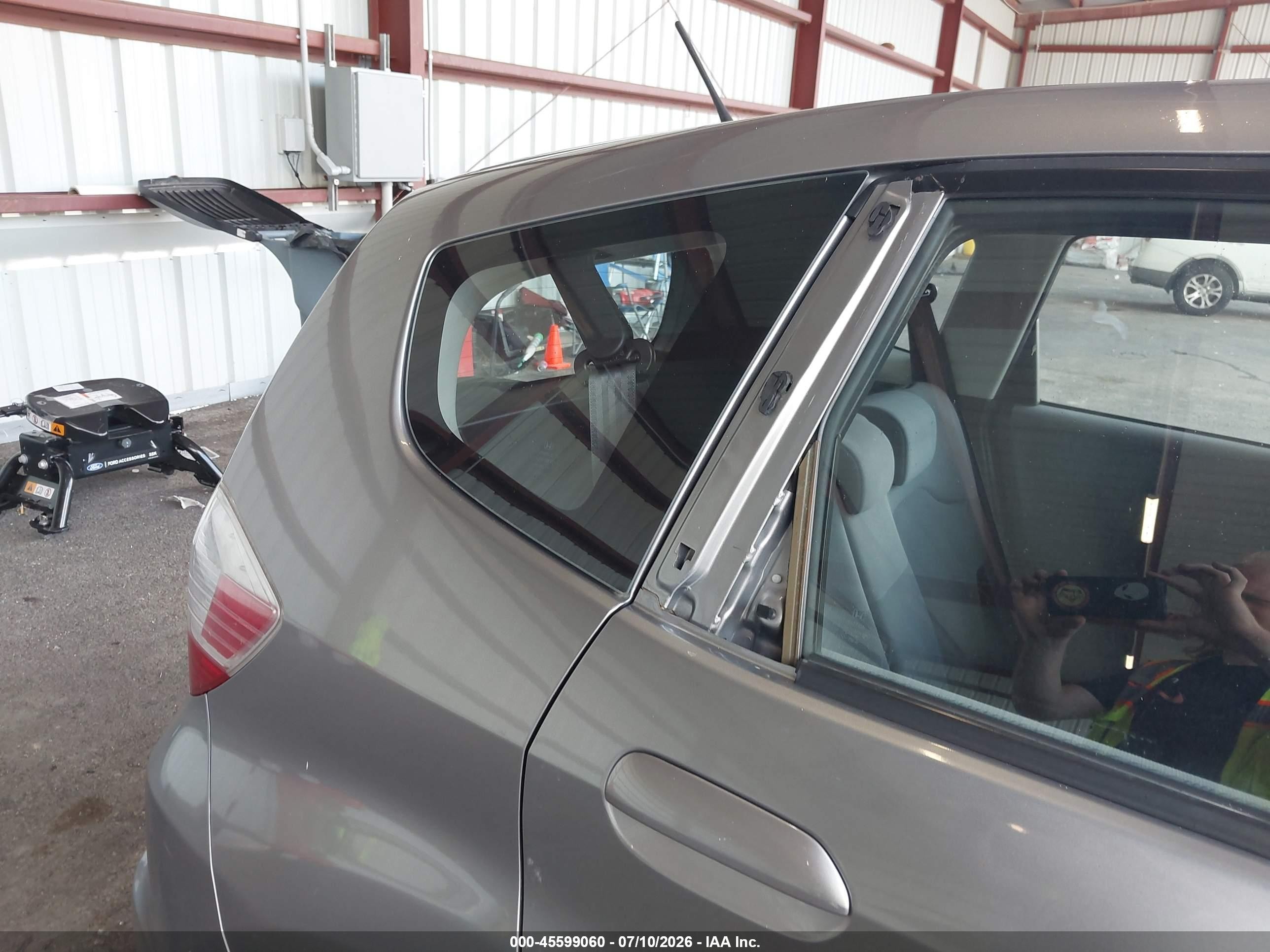 2010 Honda Fit   Серебряный vin: JHMGE8G23AC034616