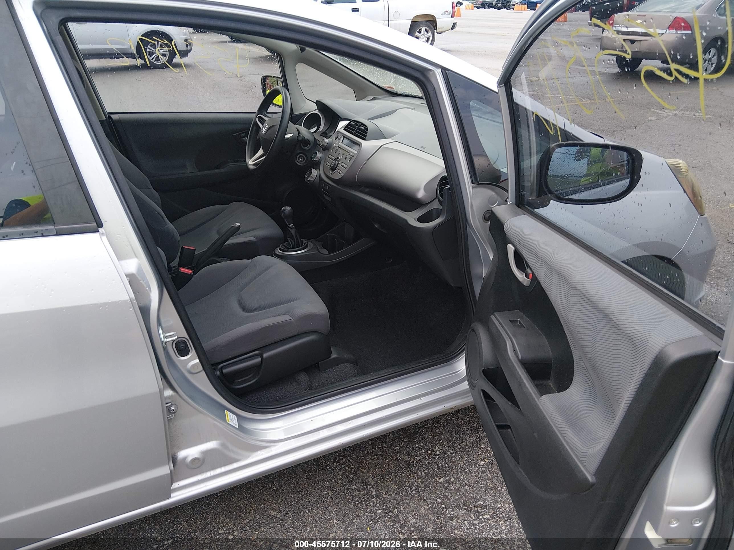 2013 Honda Fit   Silver vin: JHMGE8G31DC017147