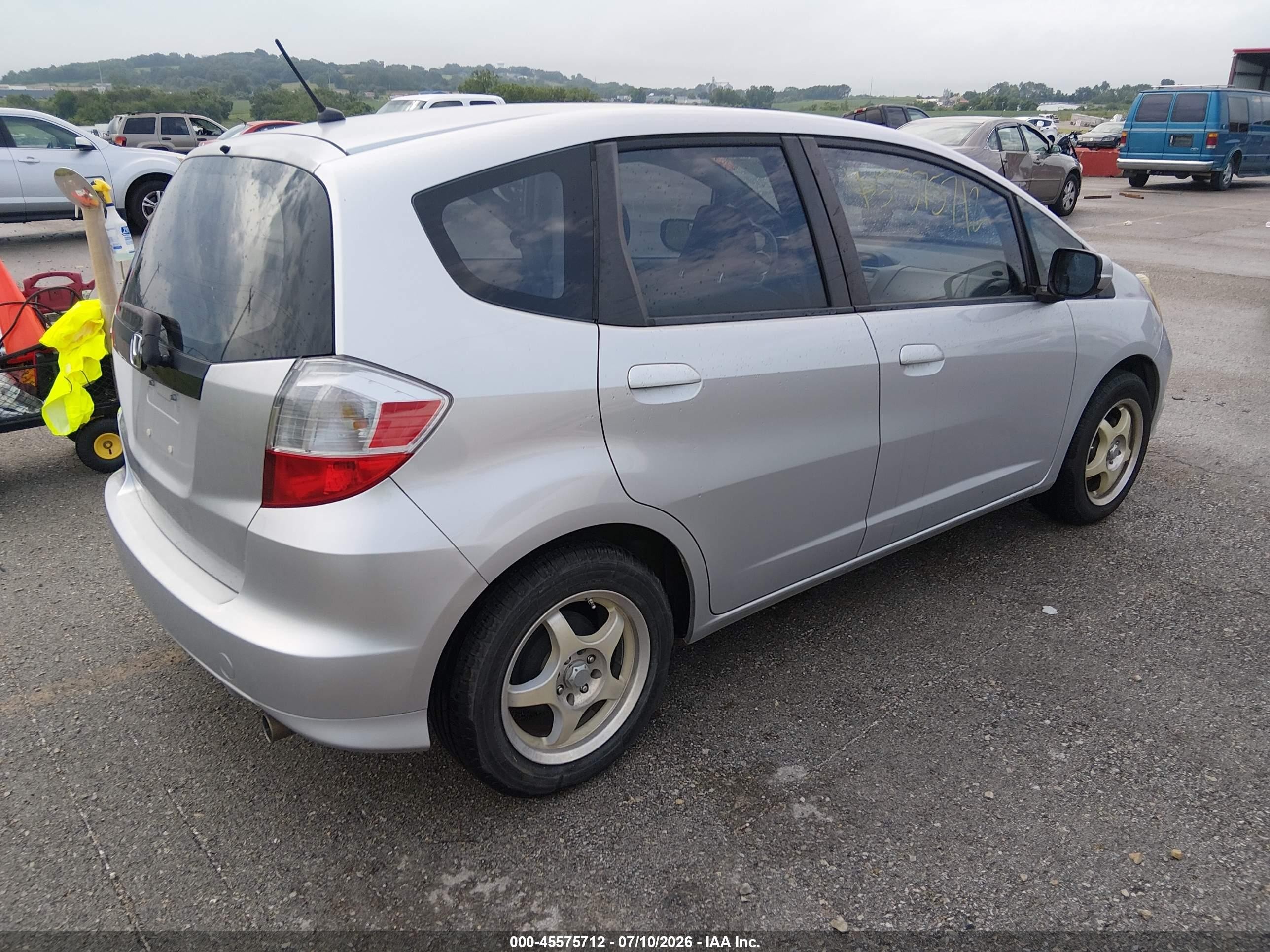2013 Honda Fit   Silver vin: JHMGE8G31DC017147