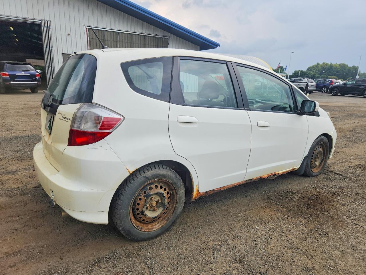 2013 Honda Fit White vin: JHMGE8G39DC083218