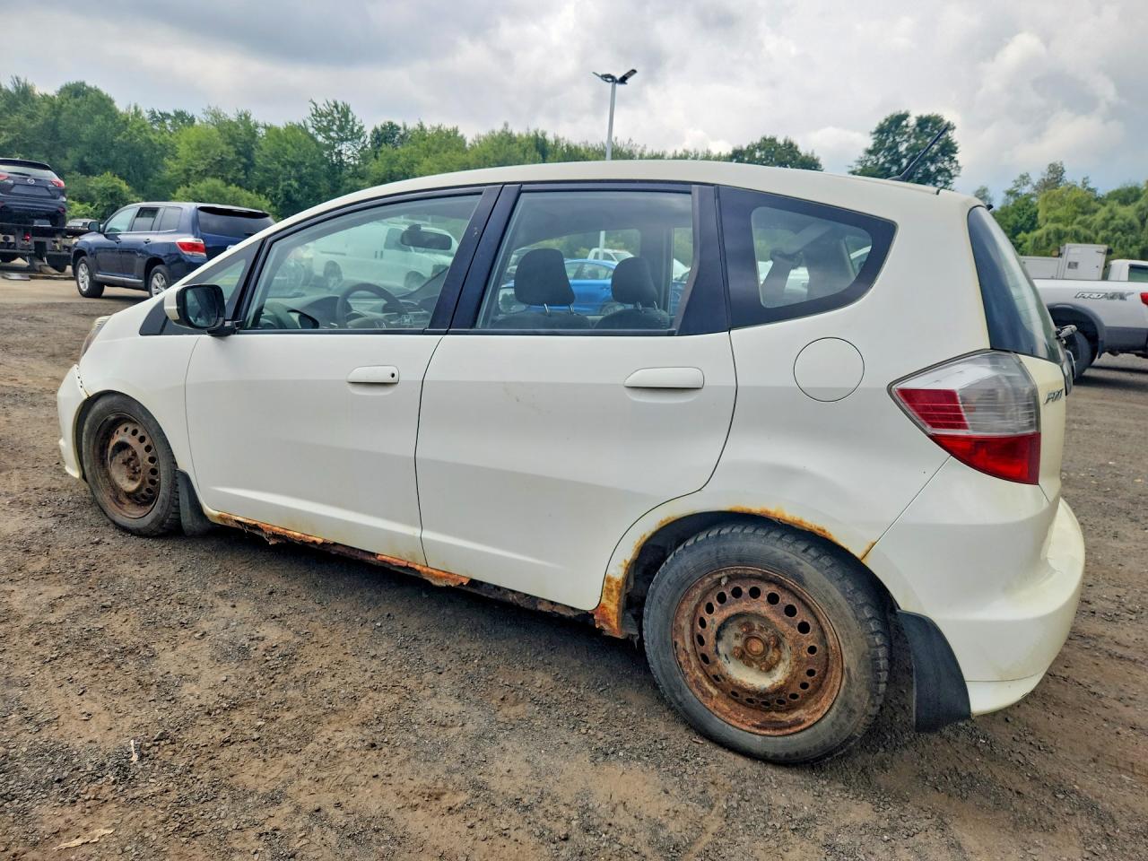 2013 Honda Fit White vin: JHMGE8G39DC083218