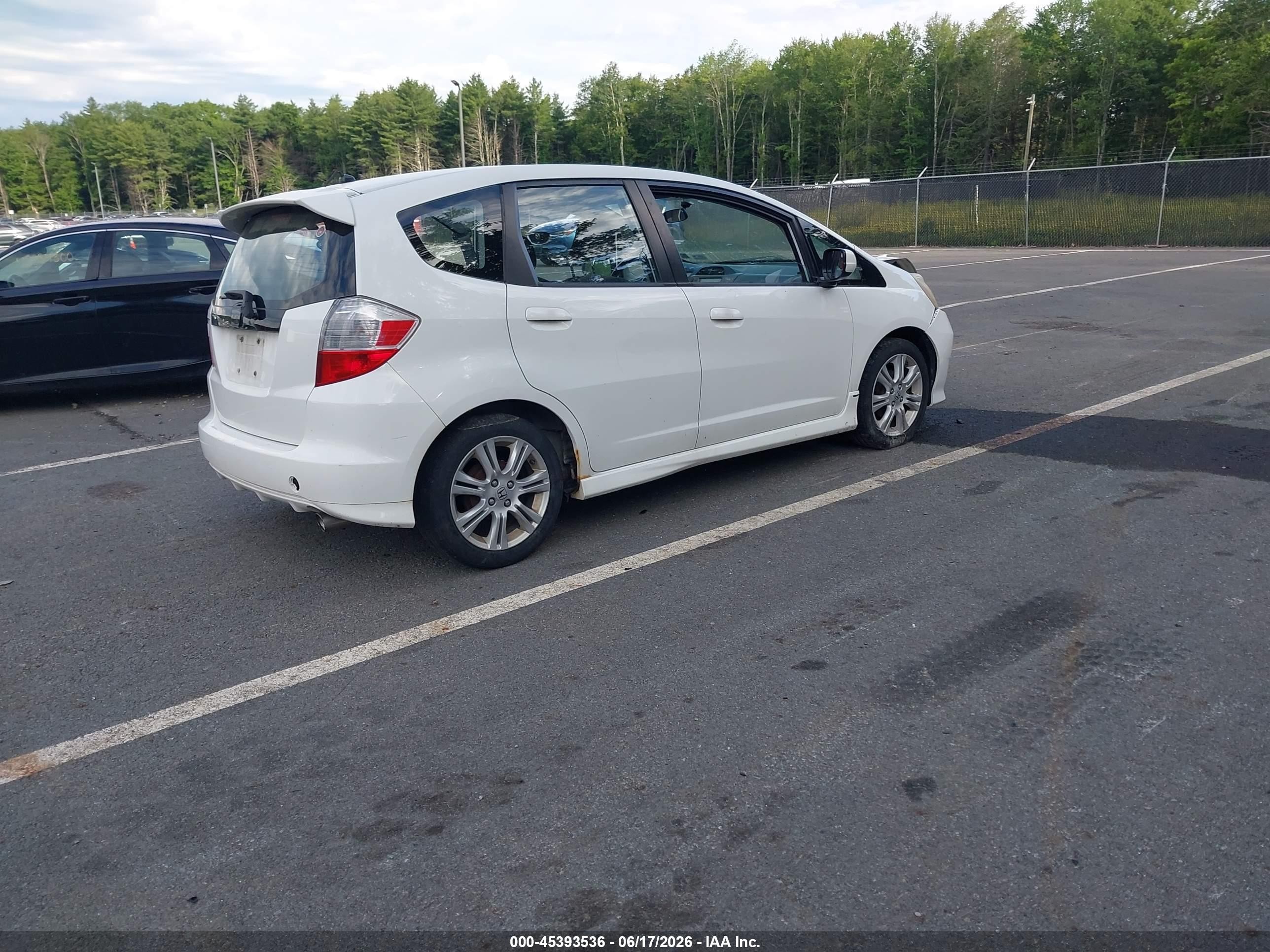 2011 Honda Fit Sport White vin: JHMGE8G50BS000070