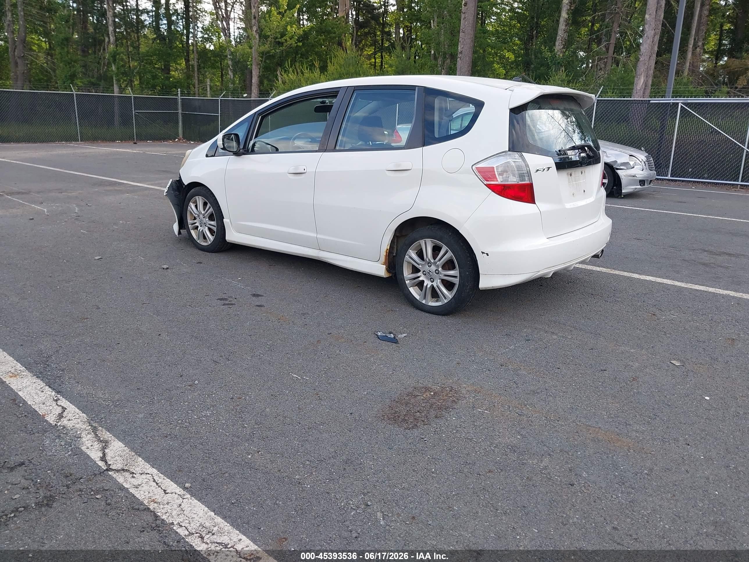 2011 Honda Fit Sport White vin: JHMGE8G50BS000070