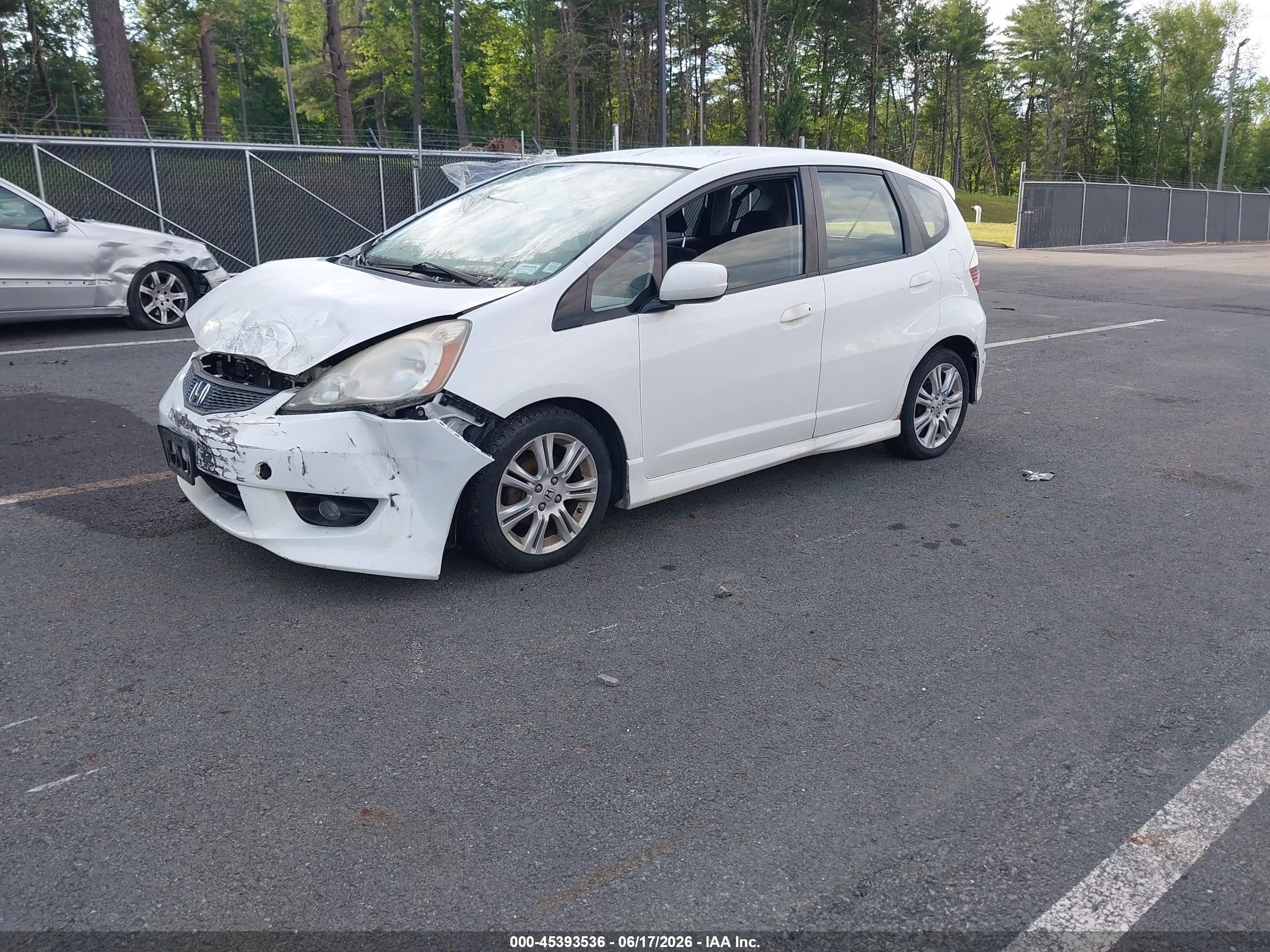 2011 Honda Fit Sport White vin: JHMGE8G50BS000070