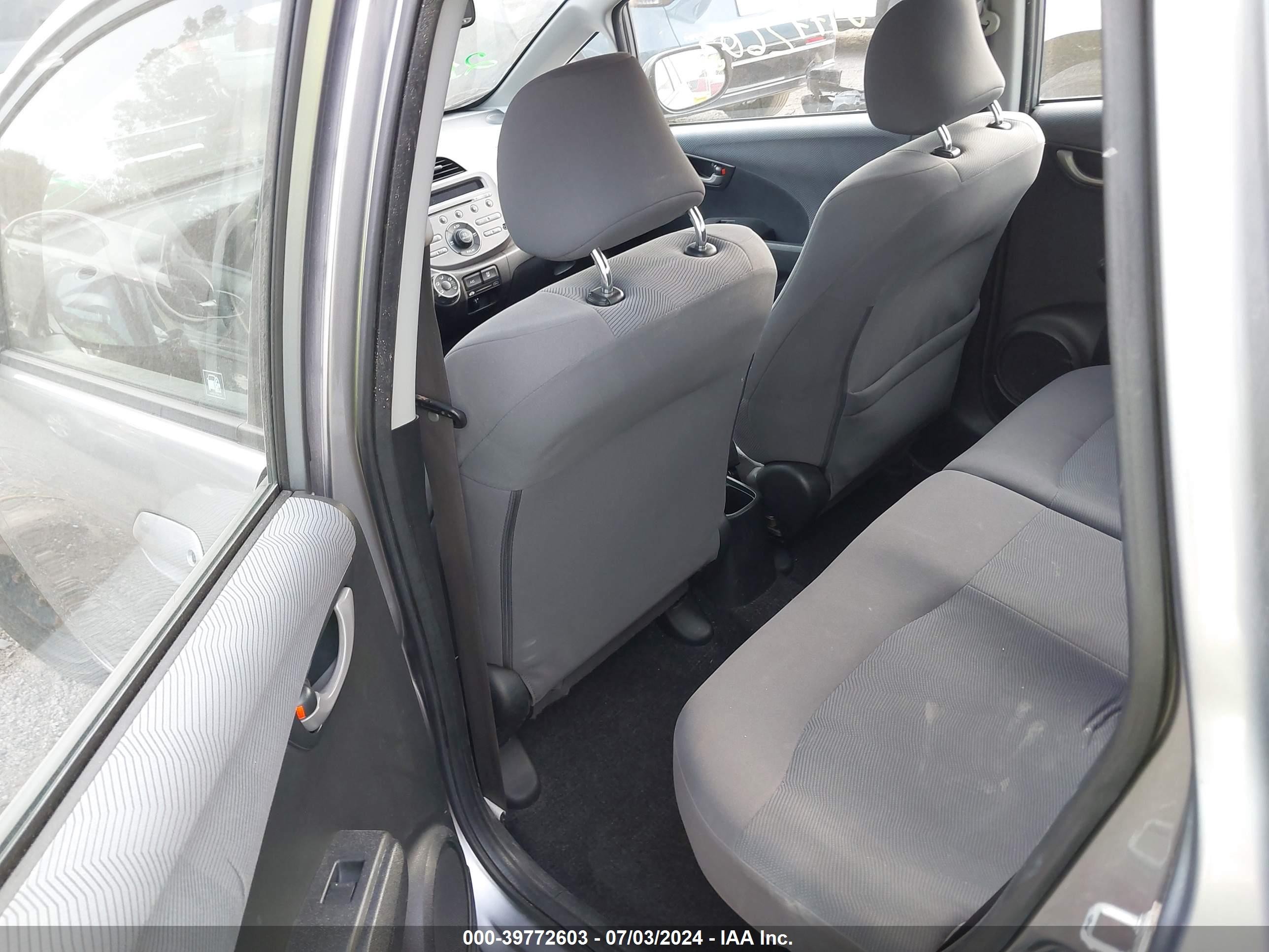 2010 Honda Fit Silver vin: JHMGE8H24AC006452
