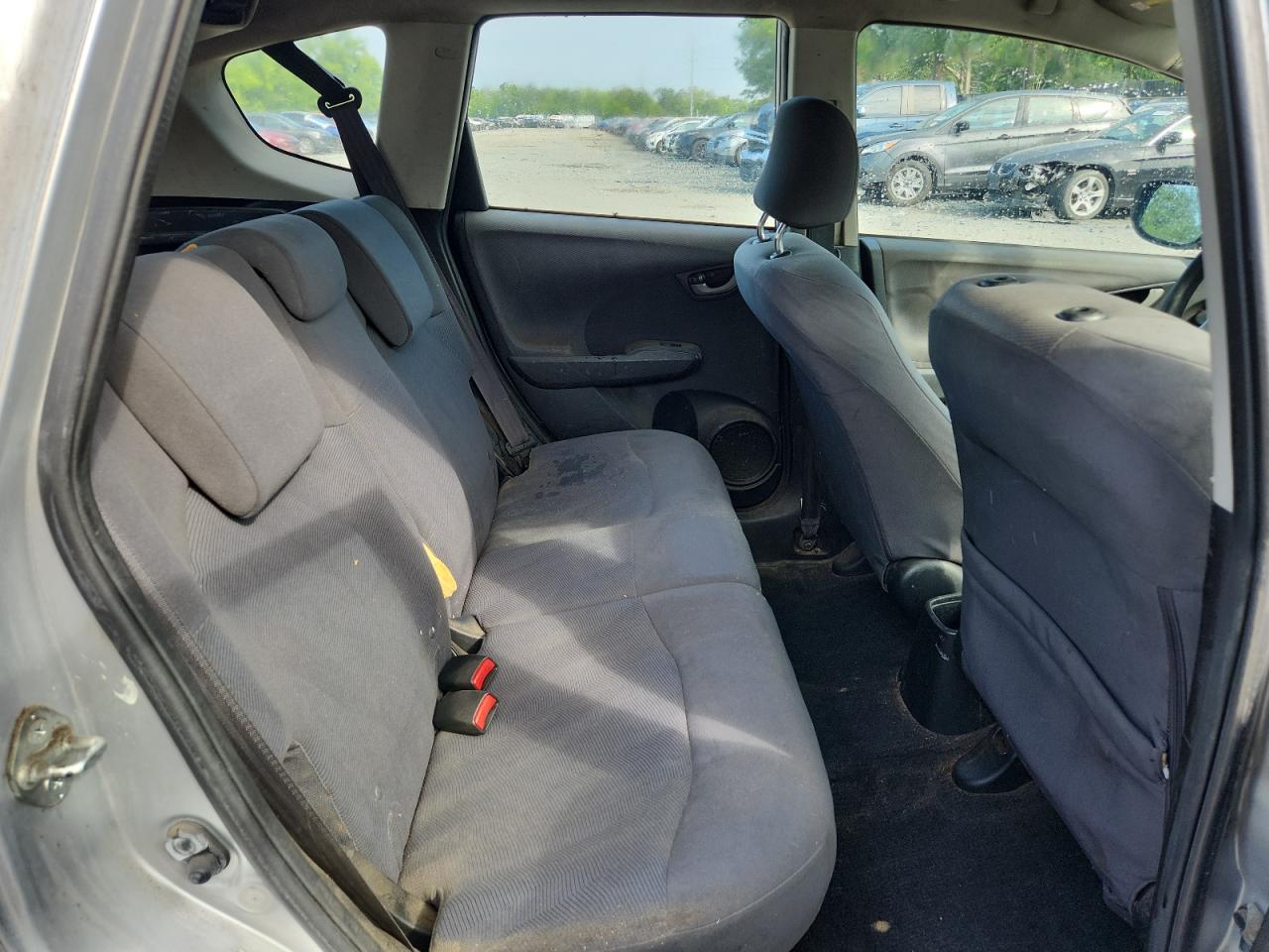 2013 Honda Fit Серебряный vin: JHMGE8H30DC049019 Damage: Right Front Headrest, Missing, Replacement Required