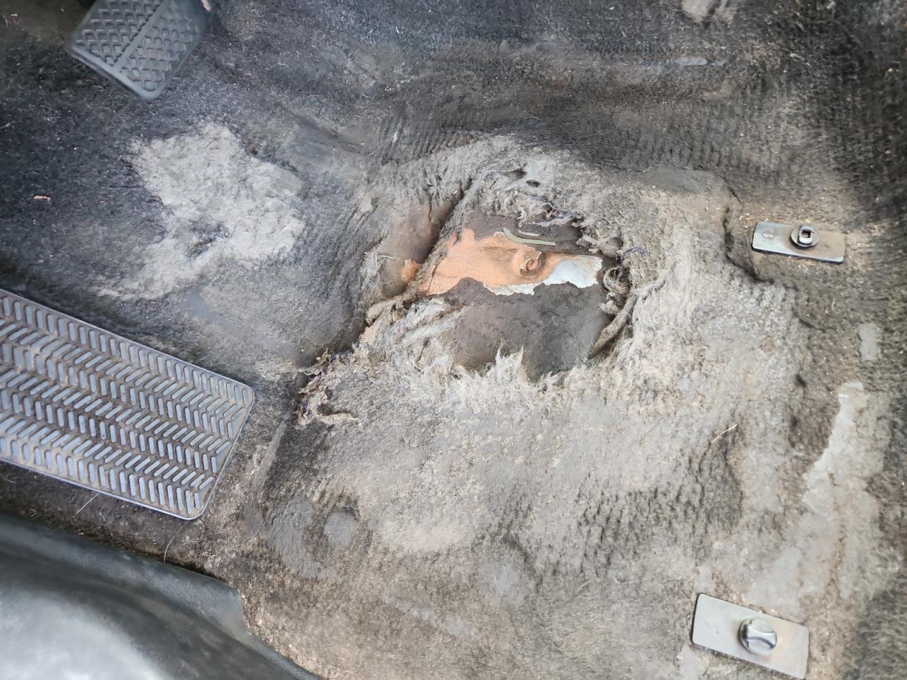2013 Honda Fit Серебряный vin: JHMGE8H30DC049019 Damage: Left Front Carpet, Torn, > 12 Inches