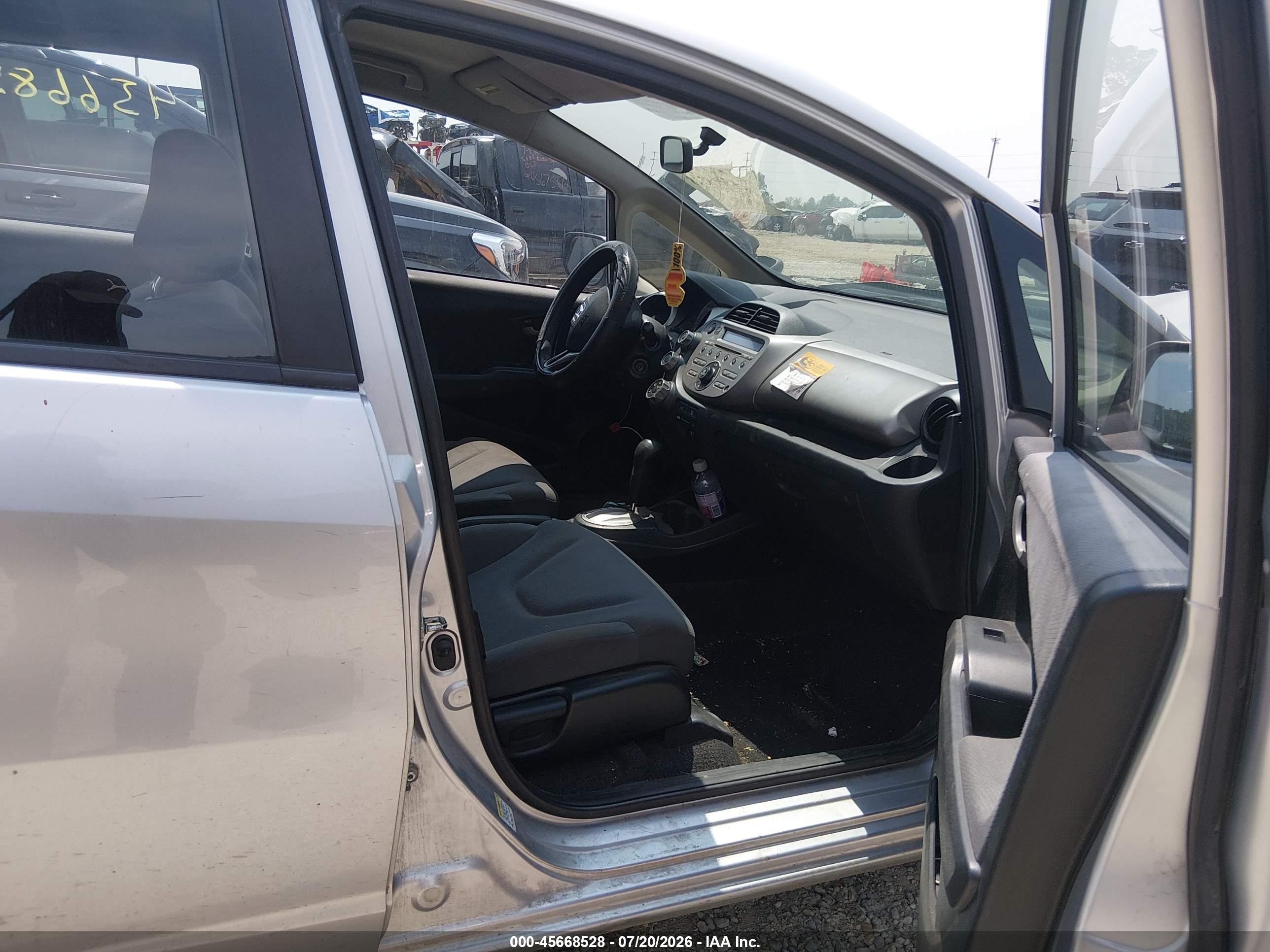 2013 Honda Fit   Silver vin: JHMGE8H30DC073949