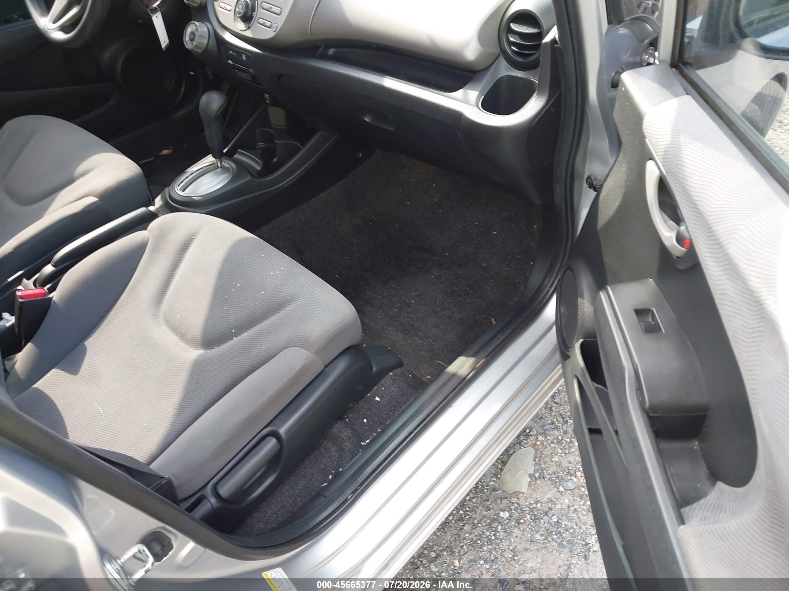 2011 Honda Fit   Silver vin: JHMGE8H31BC013451