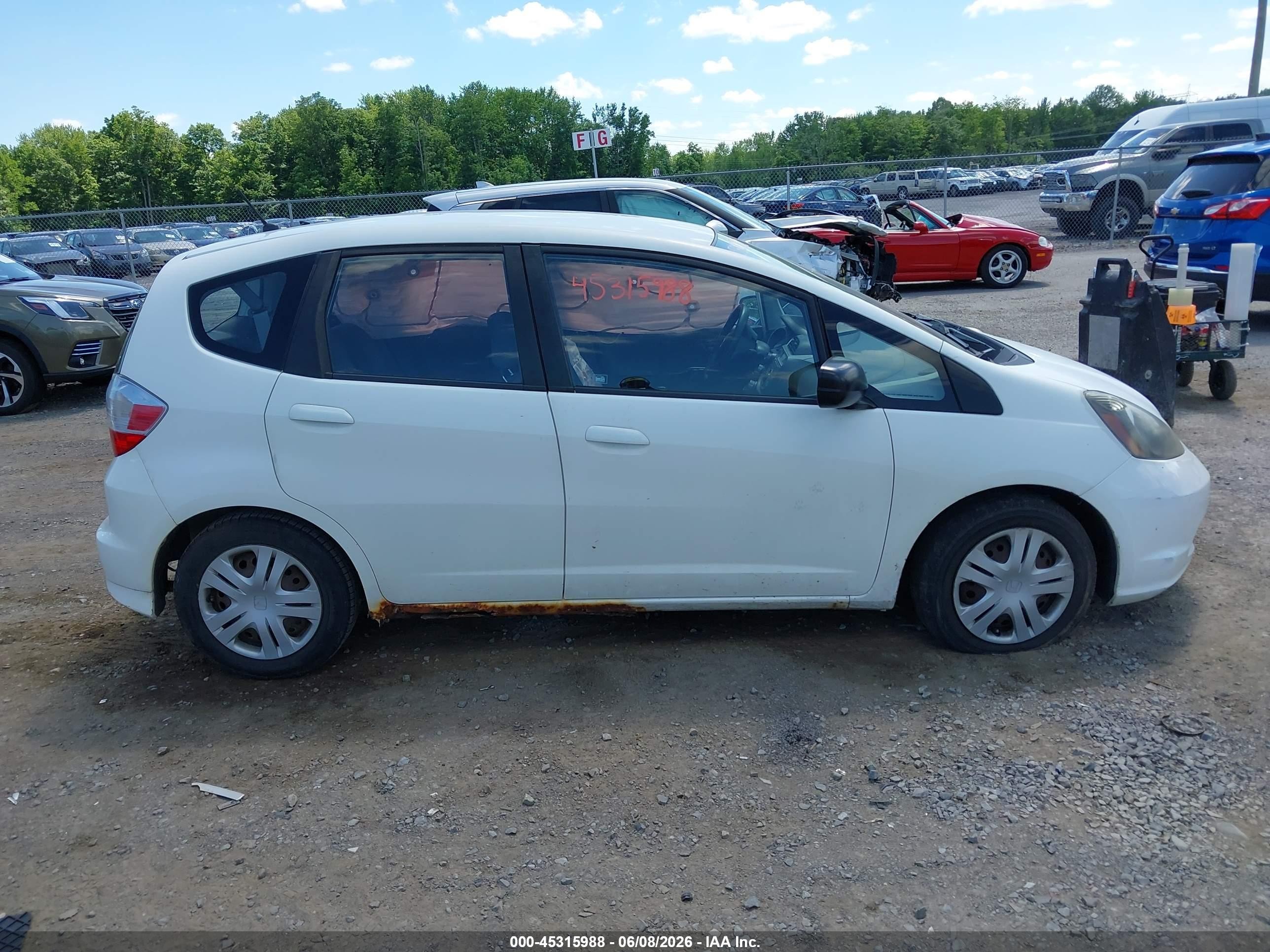 2011 Honda Fit   White vin: JHMGE8H31BC023736