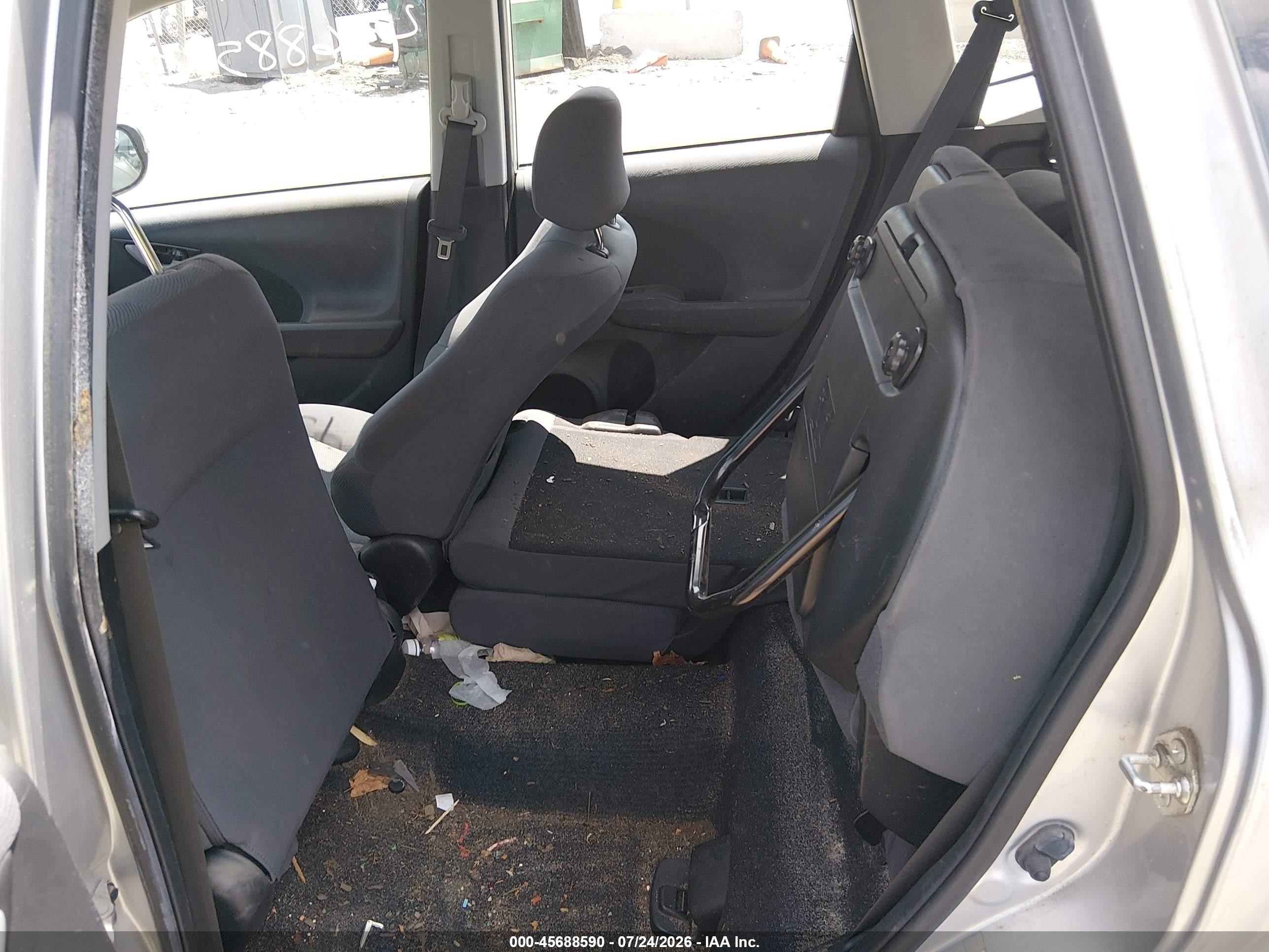 2011 Honda Fit Silver vin: JHMGE8H31BC028600