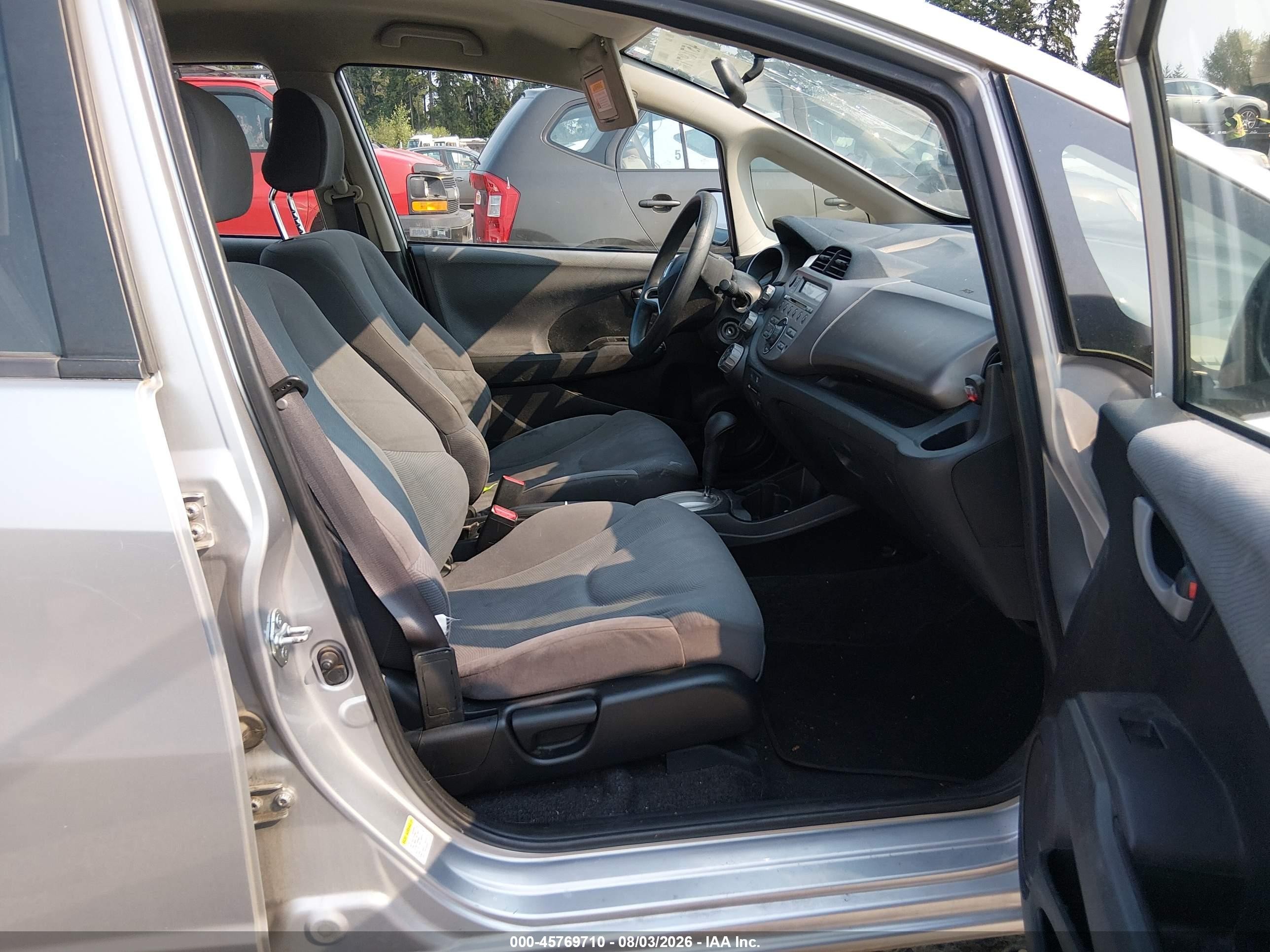 2013 Honda Fit   Серебряный vin: JHMGE8H31DC055038