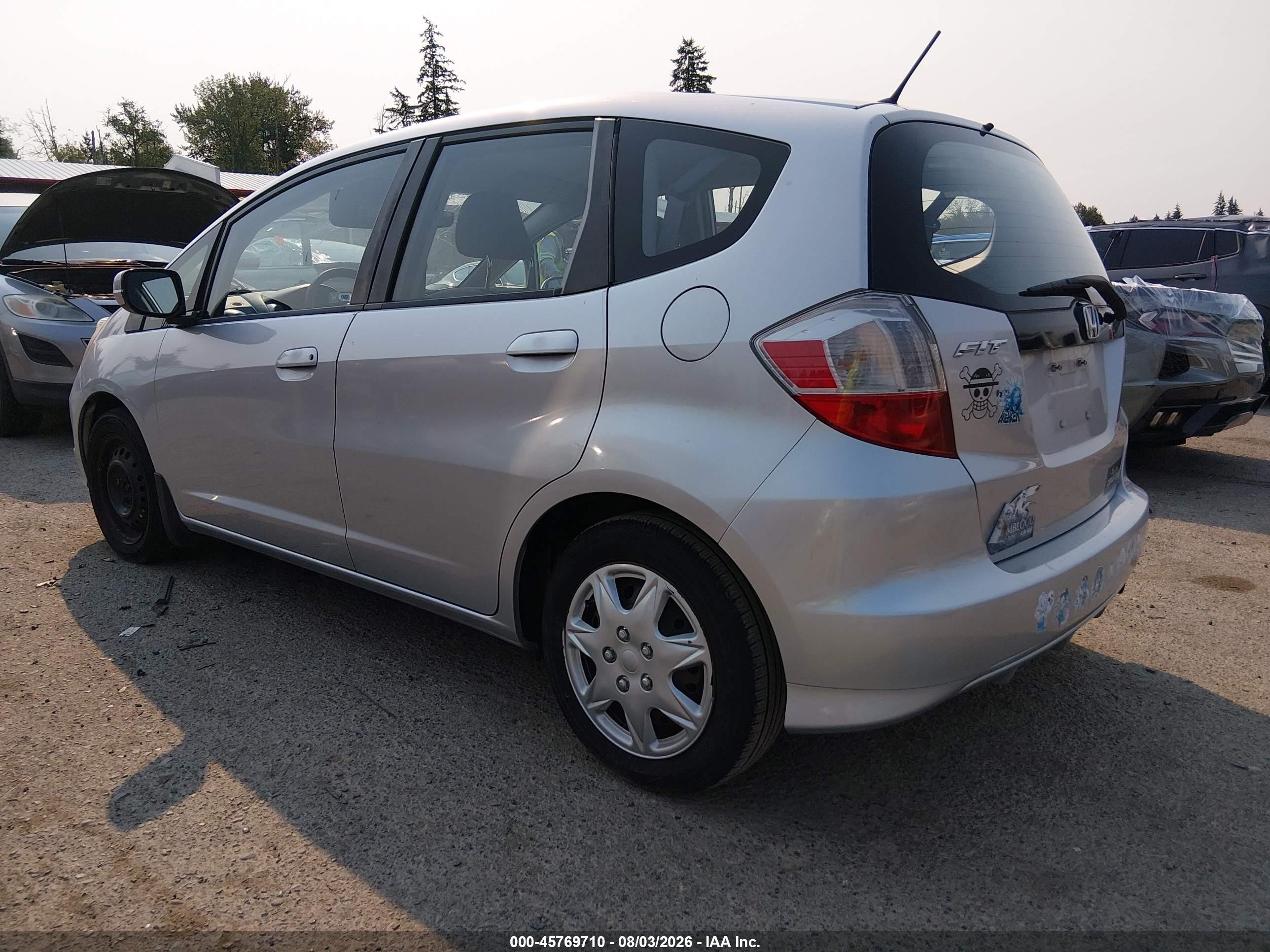 2013 Honda Fit   Серебряный vin: JHMGE8H31DC055038
