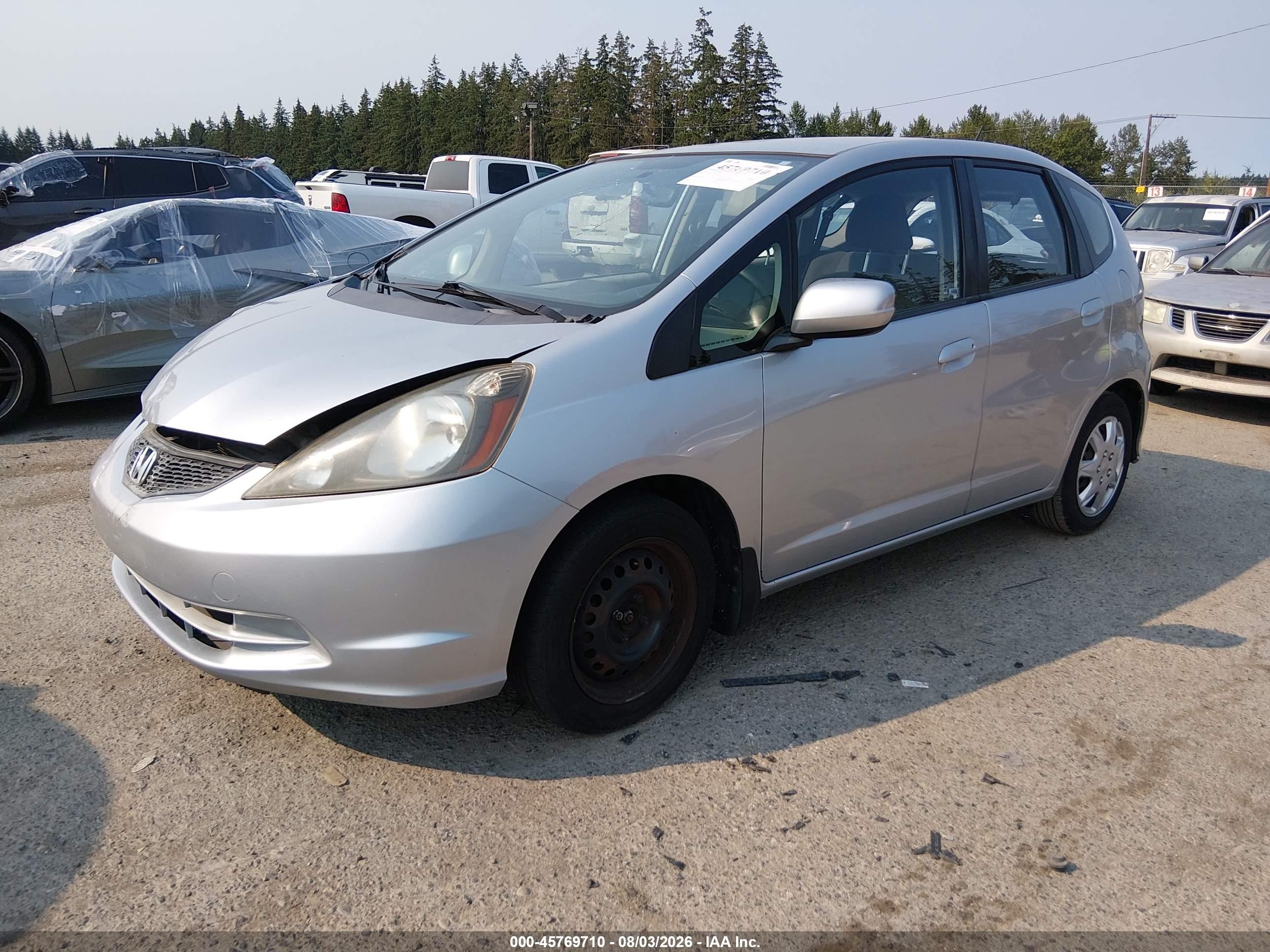 2013 Honda Fit   Серебряный vin: JHMGE8H31DC055038