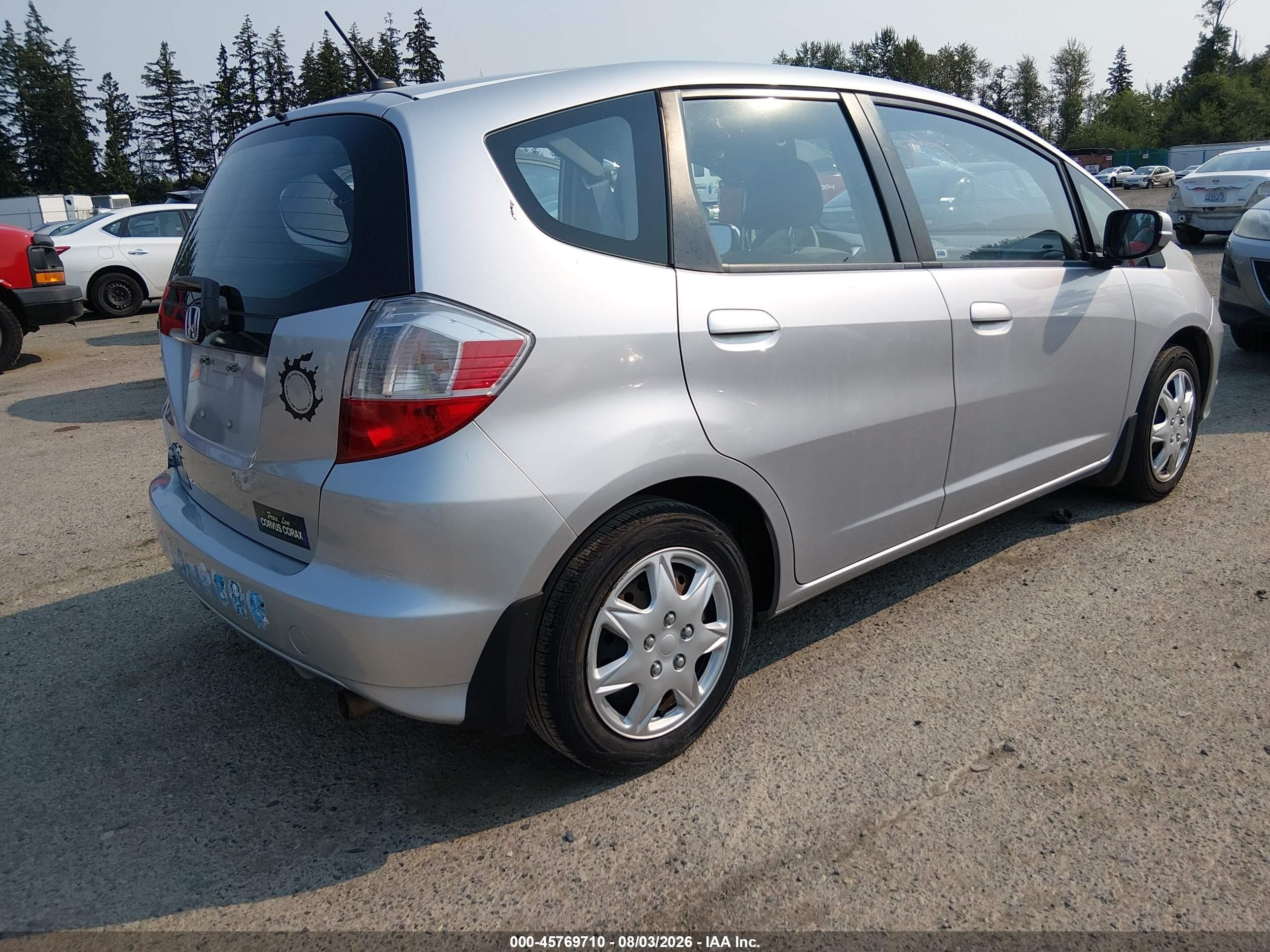 2013 Honda Fit   Серебряный vin: JHMGE8H31DC055038