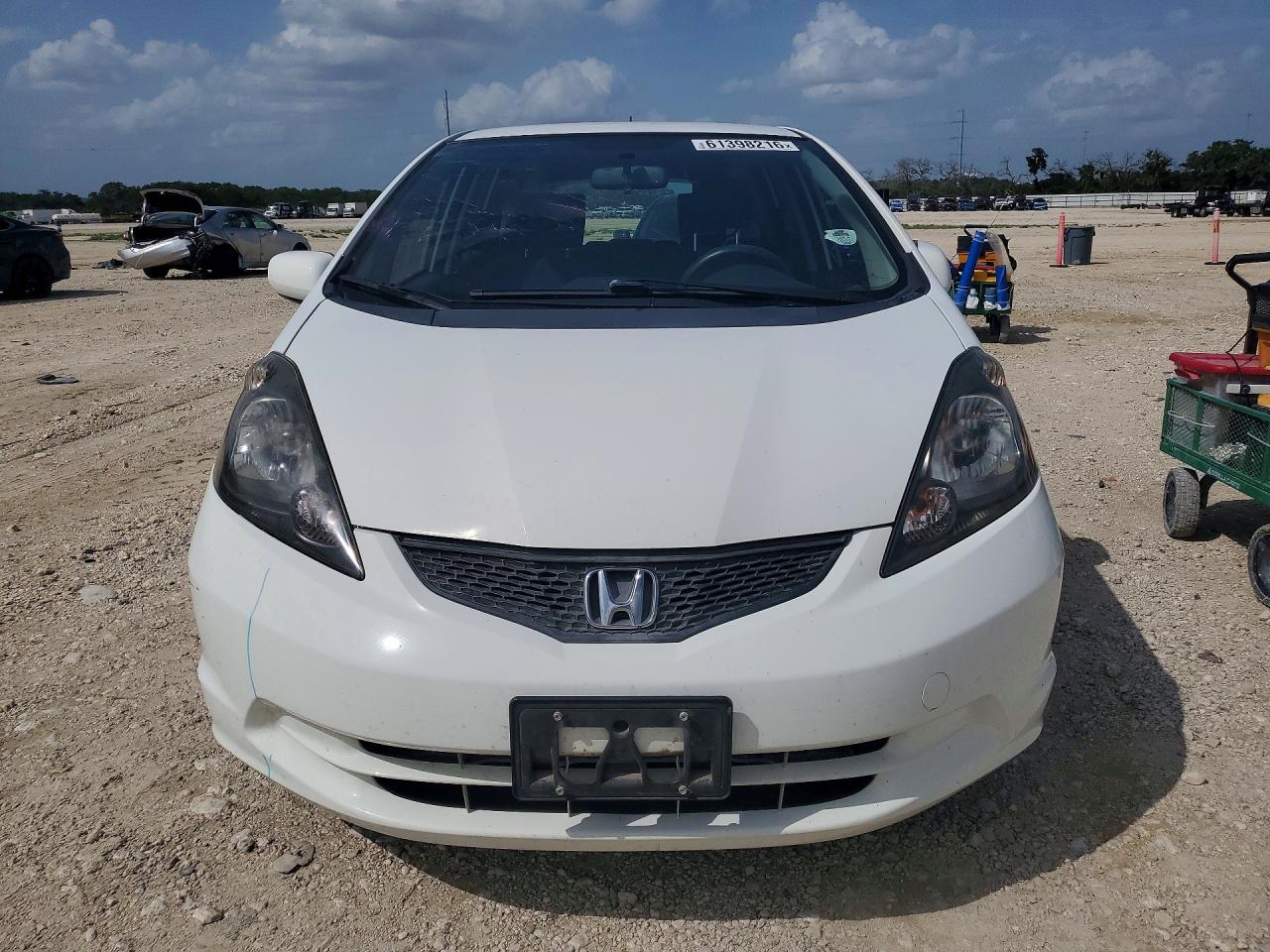 2013 Honda Fit White vin: JHMGE8H31DC083423