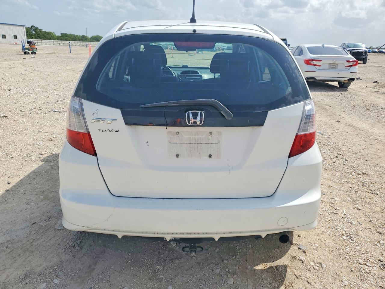 2013 Honda Fit White vin: JHMGE8H31DC083423