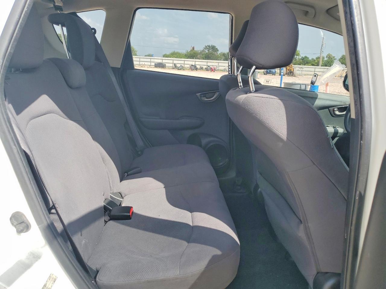 2013 Honda Fit White vin: JHMGE8H31DC083423