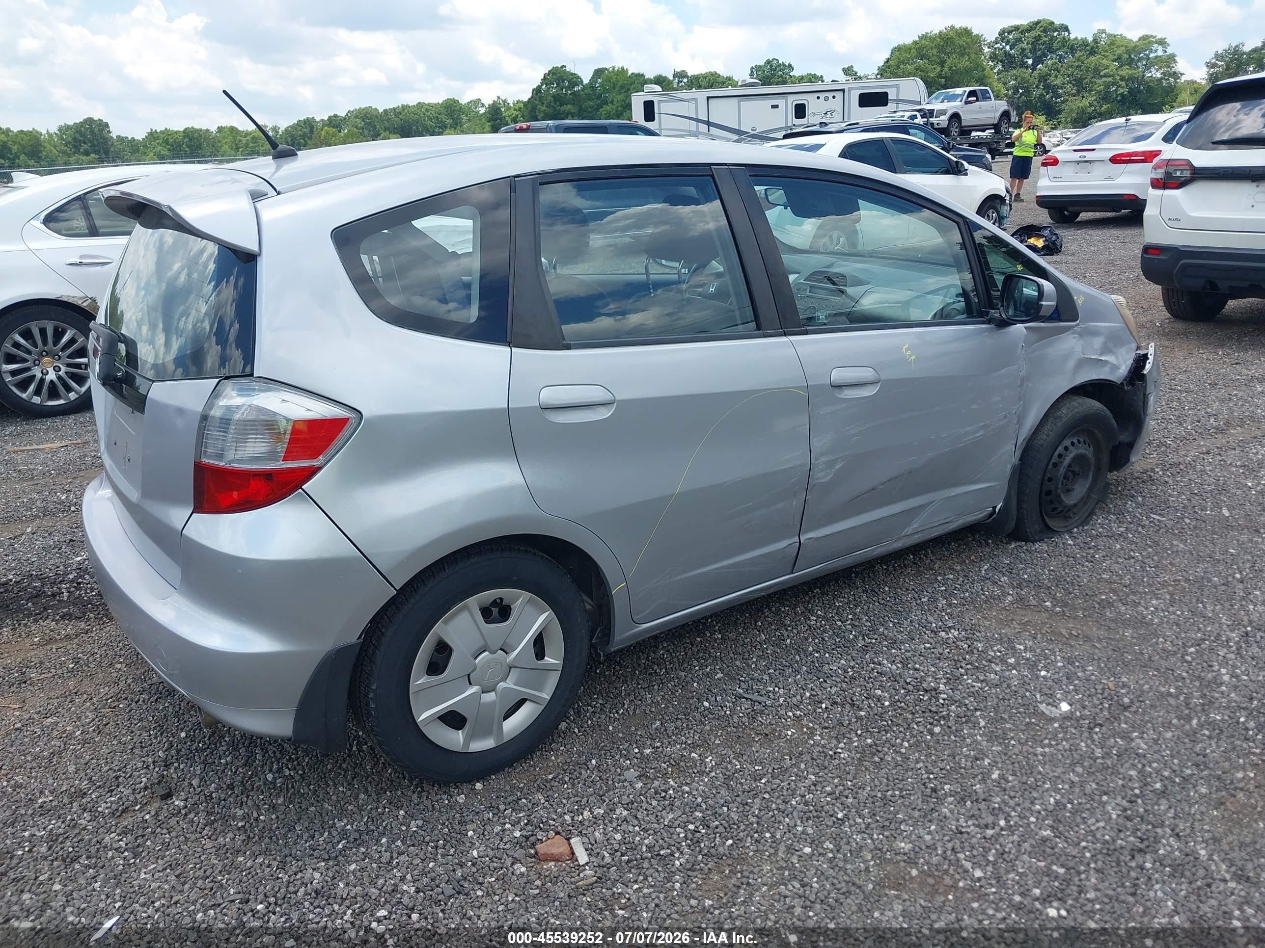 2013 Honda Fit   Серебряный vin: JHMGE8H32DC036207