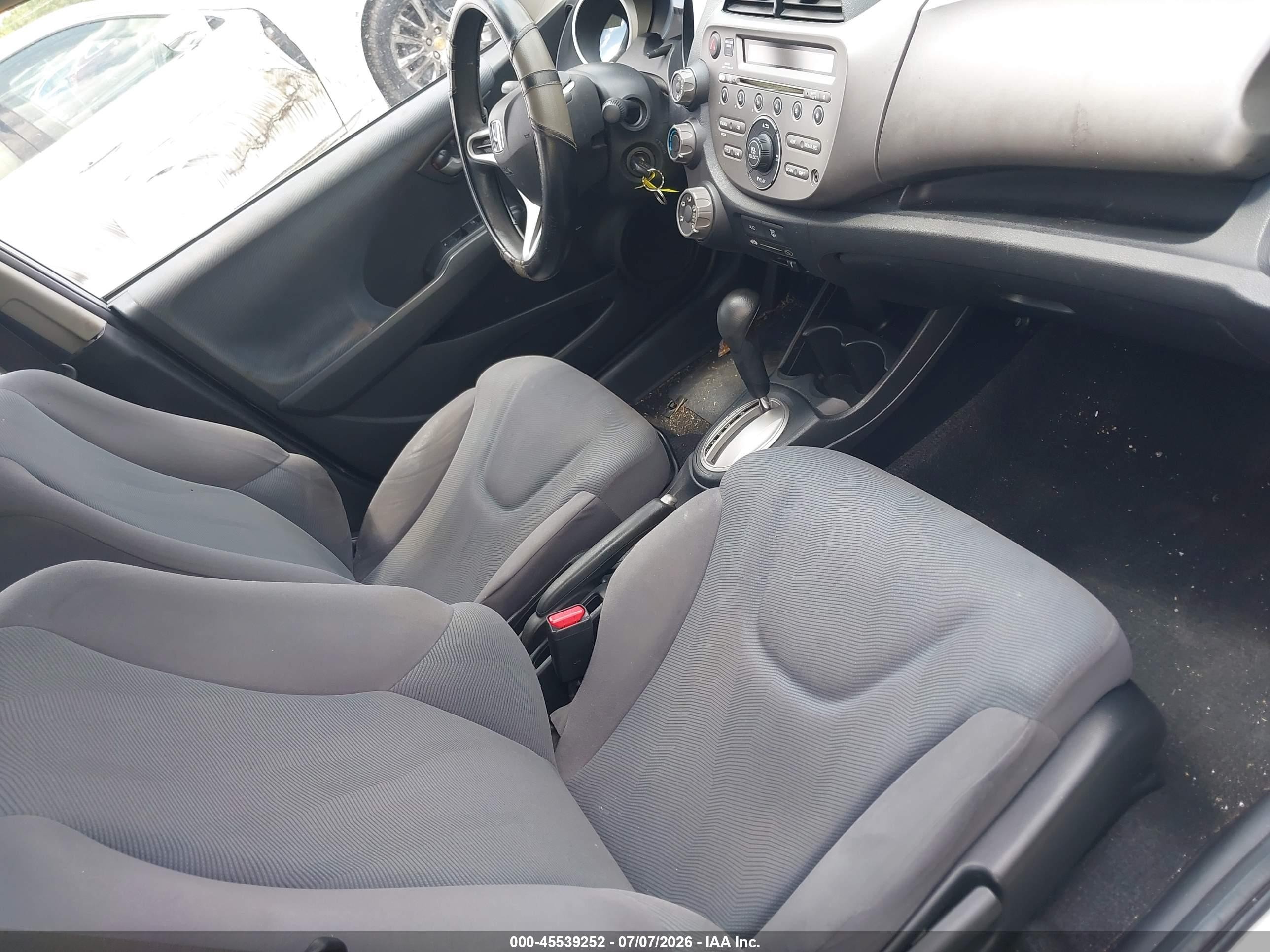 2013 Honda Fit   Серебряный vin: JHMGE8H32DC036207