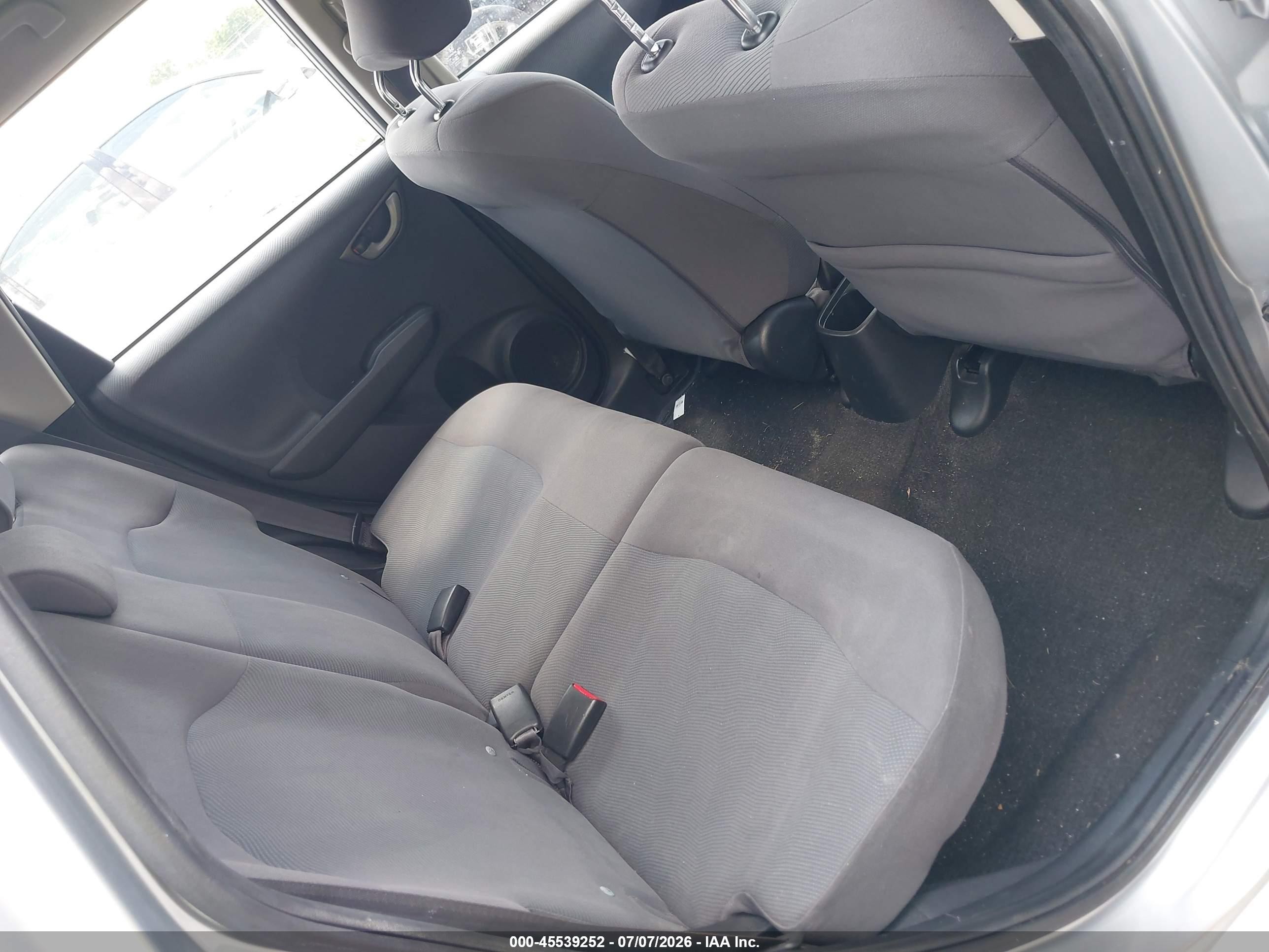 2013 Honda Fit   Серебряный vin: JHMGE8H32DC036207
