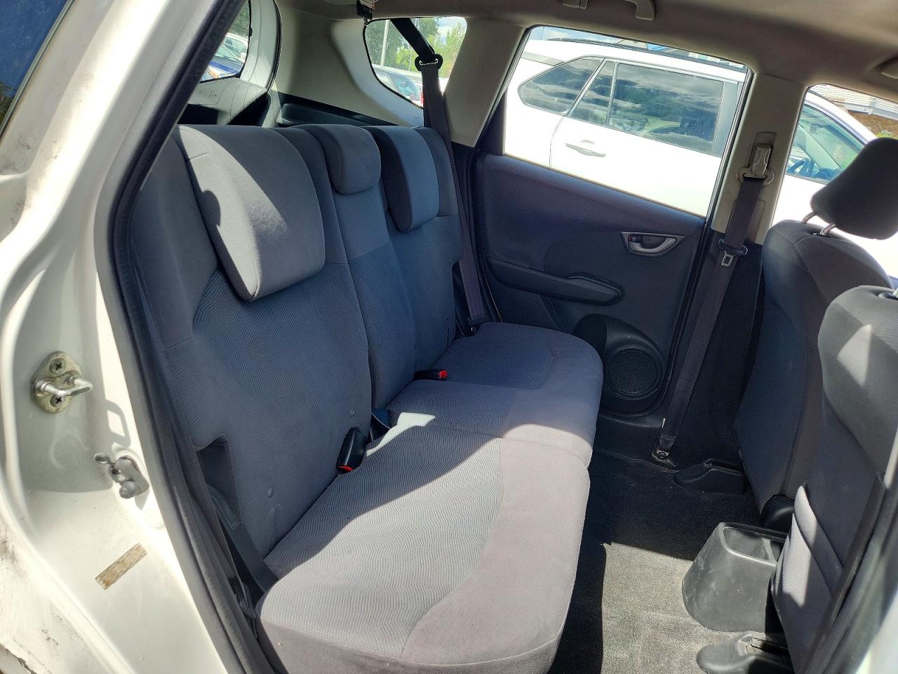 2013 Honda Fit White vin: JHMGE8H32DC037017